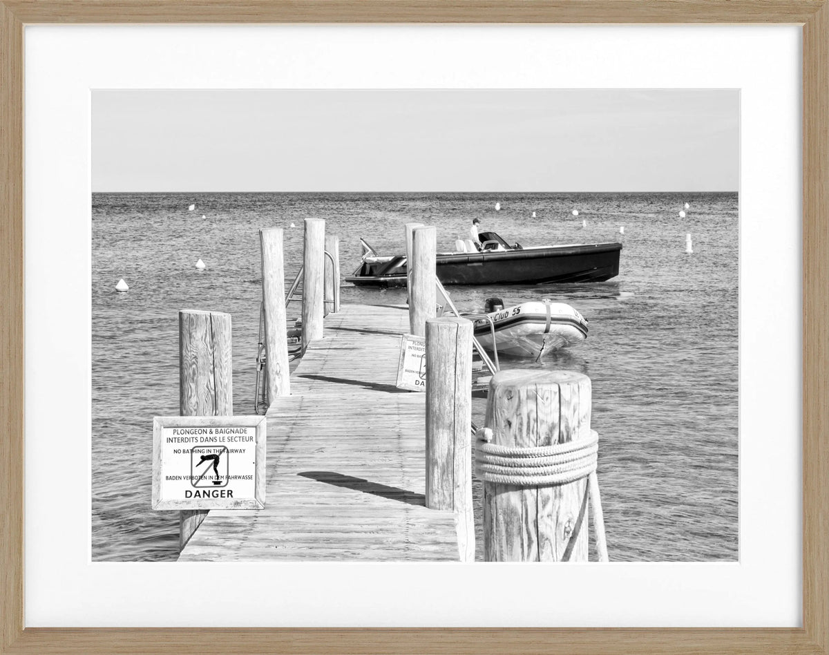 Schwarz-weiß Poster mit Rahmen ‘Steg Le Club 55’ Saint Tropez, von Cosman-Photocollection, 31x25 cm, dekoratives Wandbild