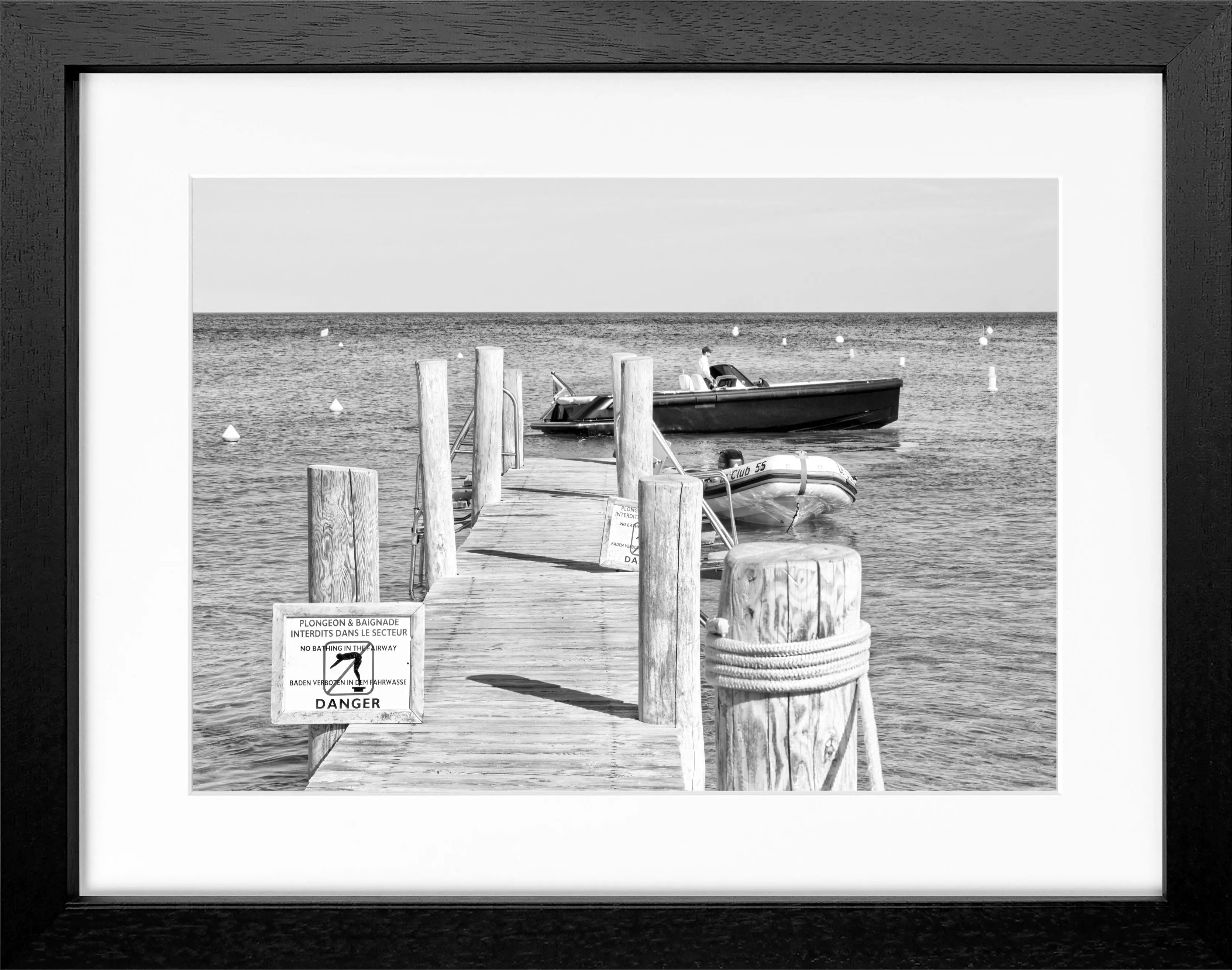 Schwarz-weiß Poster mit Rahmen von Cosman-Photocollection, Motiv ’Steg Le Club 55’ in Saint Tropez, 31x25 cm, stilvolle Dekoration