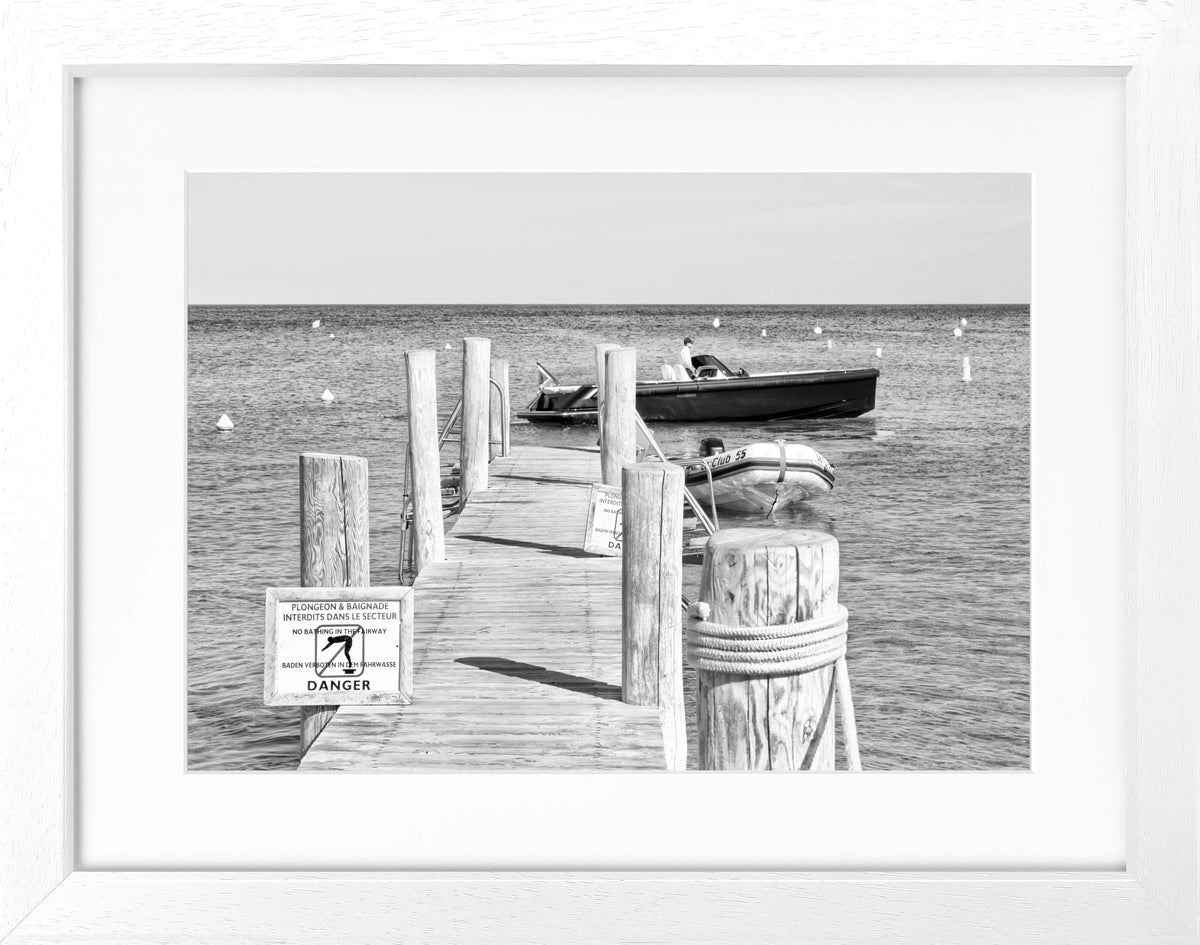 Schwarz-weiß Poster mit Rahmen, Motiv vom Steg Le Club 55 in Saint Tropez, von Cosman-Photocollection, 31x25 cm