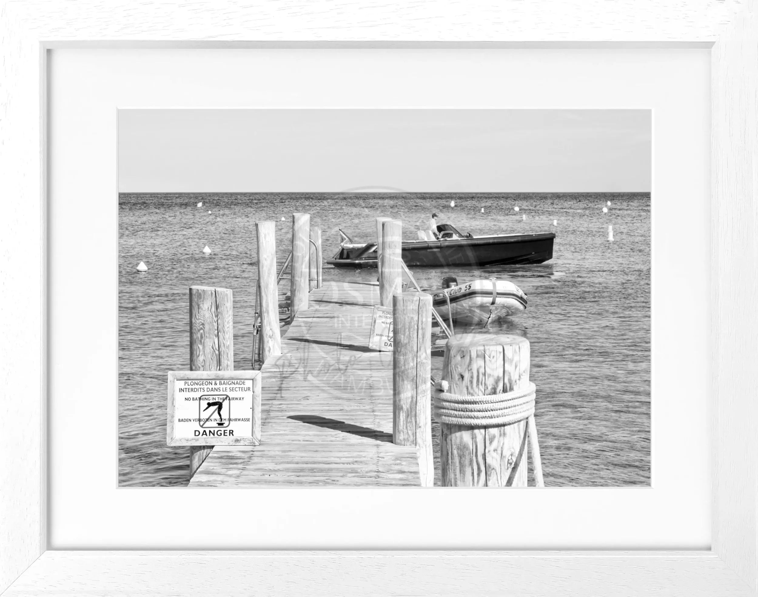 Schwarz-weiß Poster mit Rahmen, Motiv vom Steg Le Club 55 in Saint Tropez, von Cosman-Photocollection, 31x25 cm