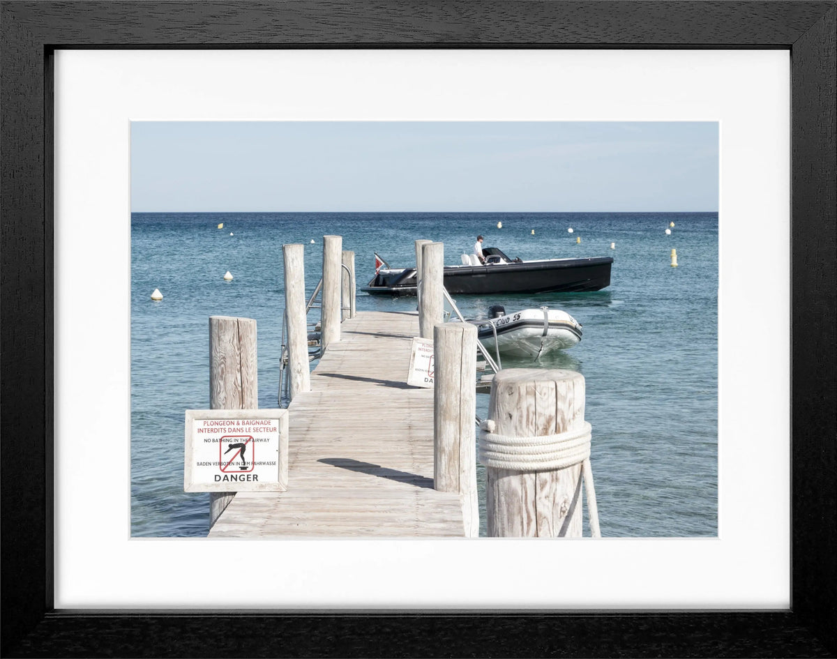 Schwarz-weiß Poster mit Rahmen »Steg Le Club 55« Saint Tropez von Cosman-Photocollection, 31x25 cm, stilvolle Wanddekoration