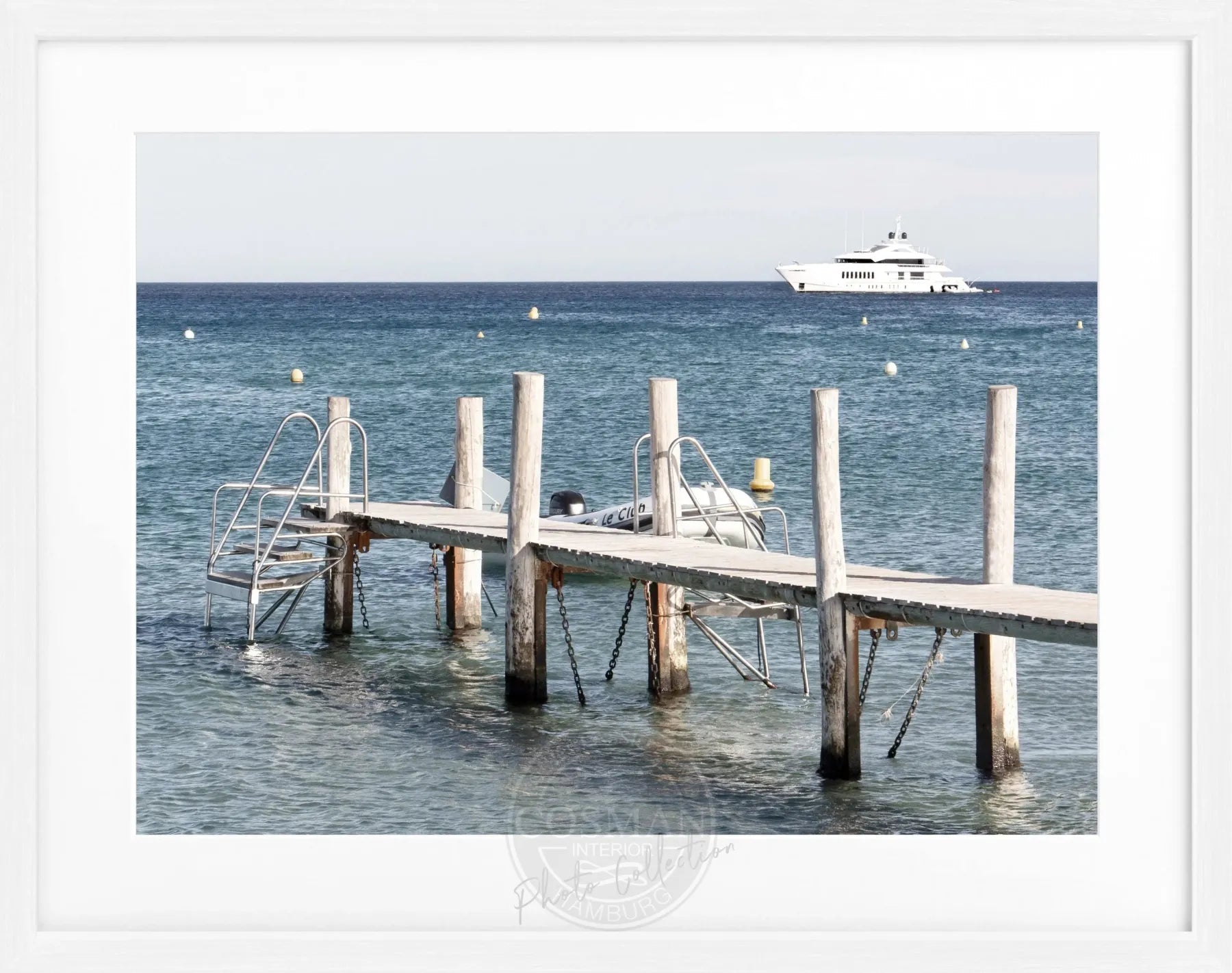 Schwarz-weiß Poster mit Rahmen, Motiv vom Steg Le Club 55 in Saint Tropez, von Cosman-Photocollection, 31x25 cm
