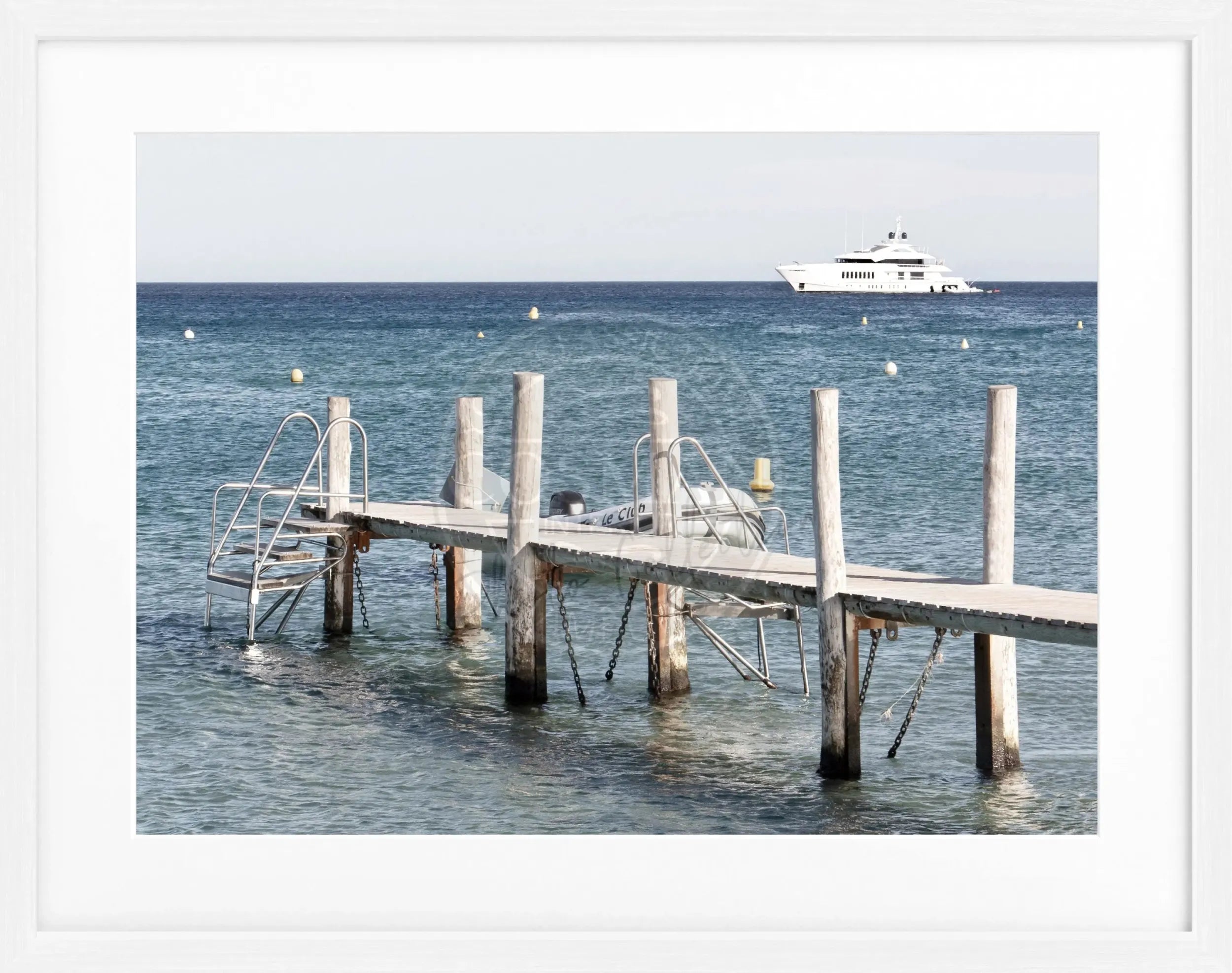 Schwarz-weiß Poster mit Rahmen, Motiv vom Steg Le Club 55 in Saint Tropez, von Cosman-Photocollection, 31x25 cm