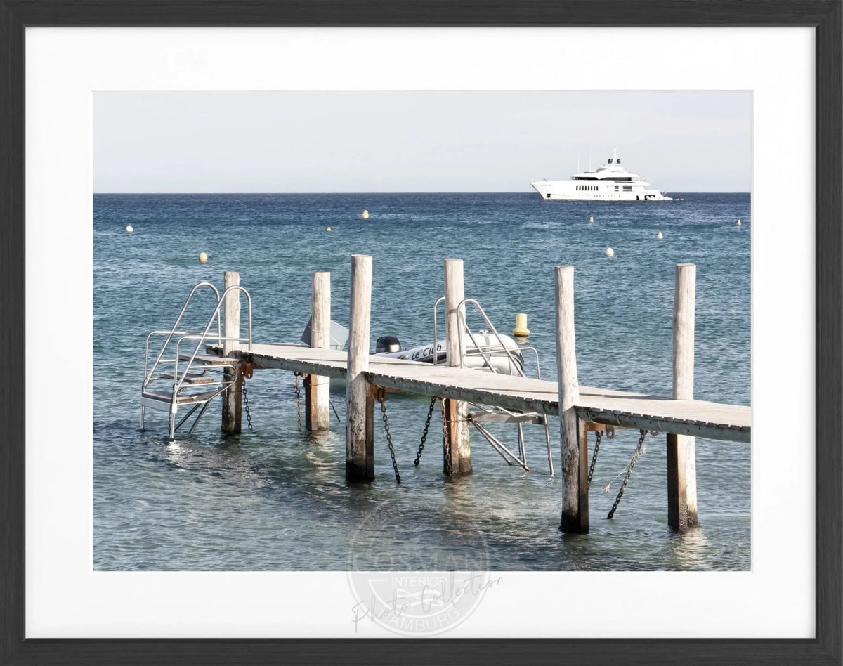 Schwarz-weiß Poster mit Rahmen ’Steg Le Club 55’ Saint Tropez, 31x25cm, von Cosman-Photocollection, stilvolle Meeresansicht