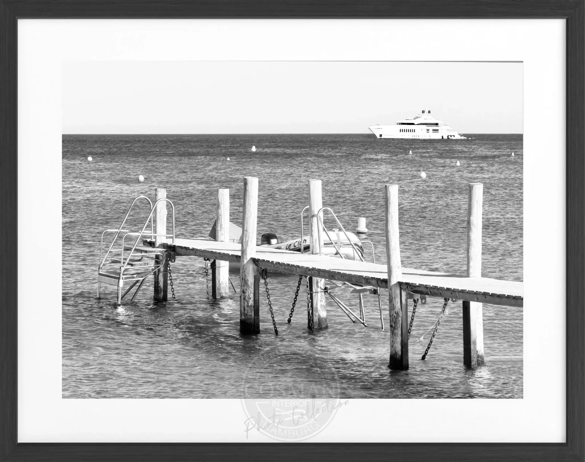 Schwarz-weiß Poster mit schwarzem Rahmen, Motiv vom Steg im Le Club 55 Saint Tropez, von Cosman-Photocollection.
