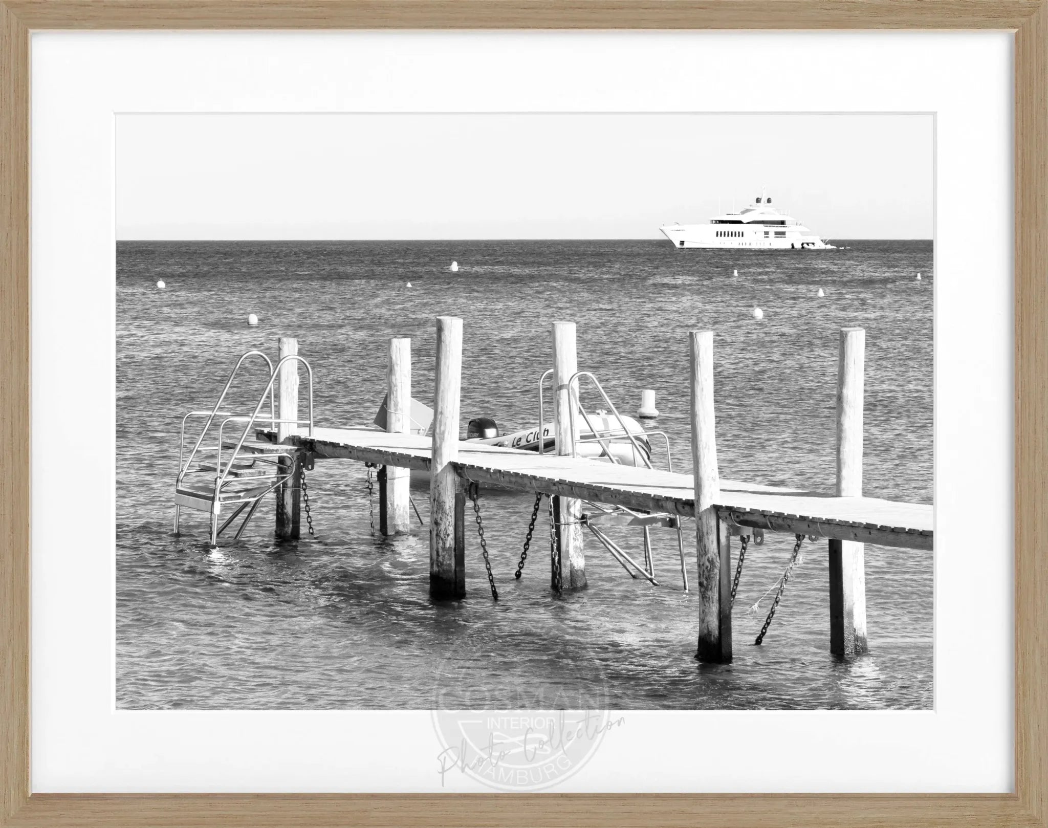 Schwarz-weiß Poster mit Rahmen von Cosman-Photocollection, zeigt das Motiv ’Steg Le Club 55’ in Saint Tropez, 31x25 cm.