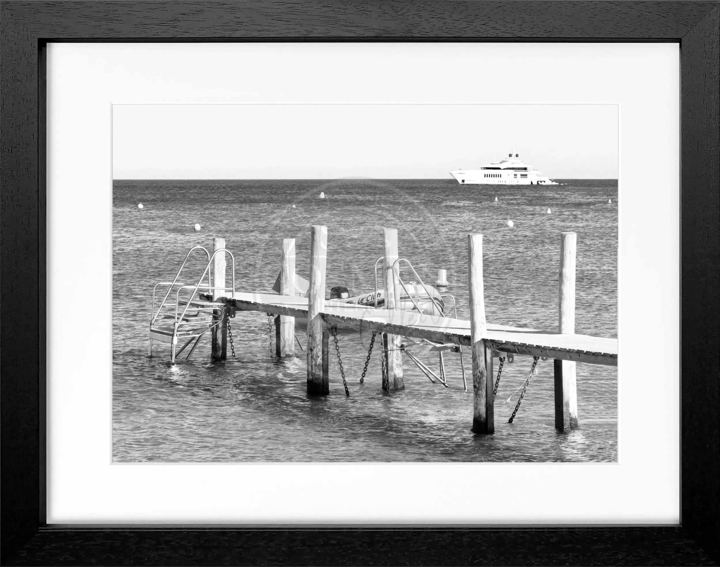 Schwarz-weiß Poster mit Rahmen von Cosman-Photocollection, Motiv ’Steg Le Club 55’ Saint Tropez, 31x25 cm, elegant dekoratives Wandbild