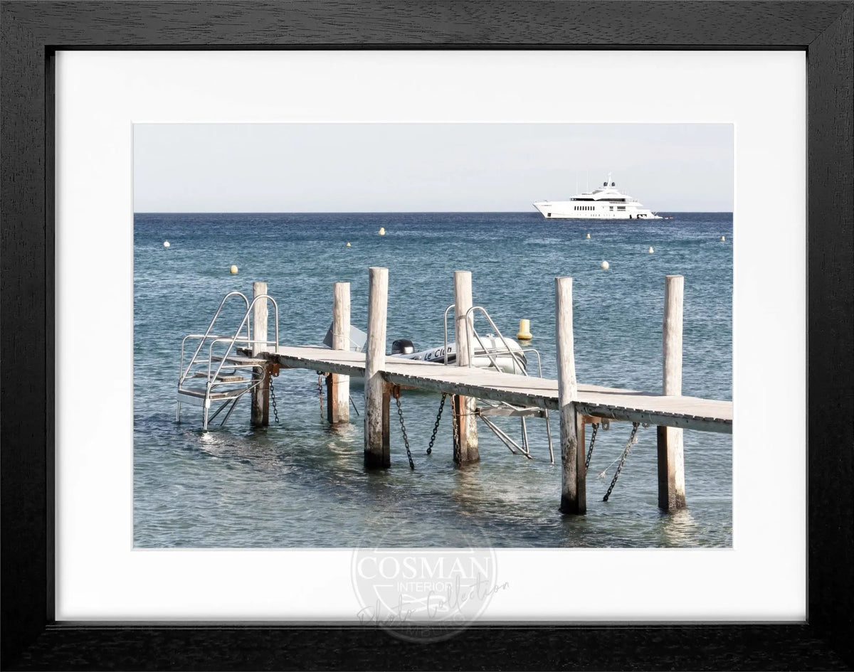 Schwarz-weiß Poster mit Rahmen von Cosman-Photocollection, Motiv „Steg Le Club 55“ in Saint Tropez, 31x25 cm.