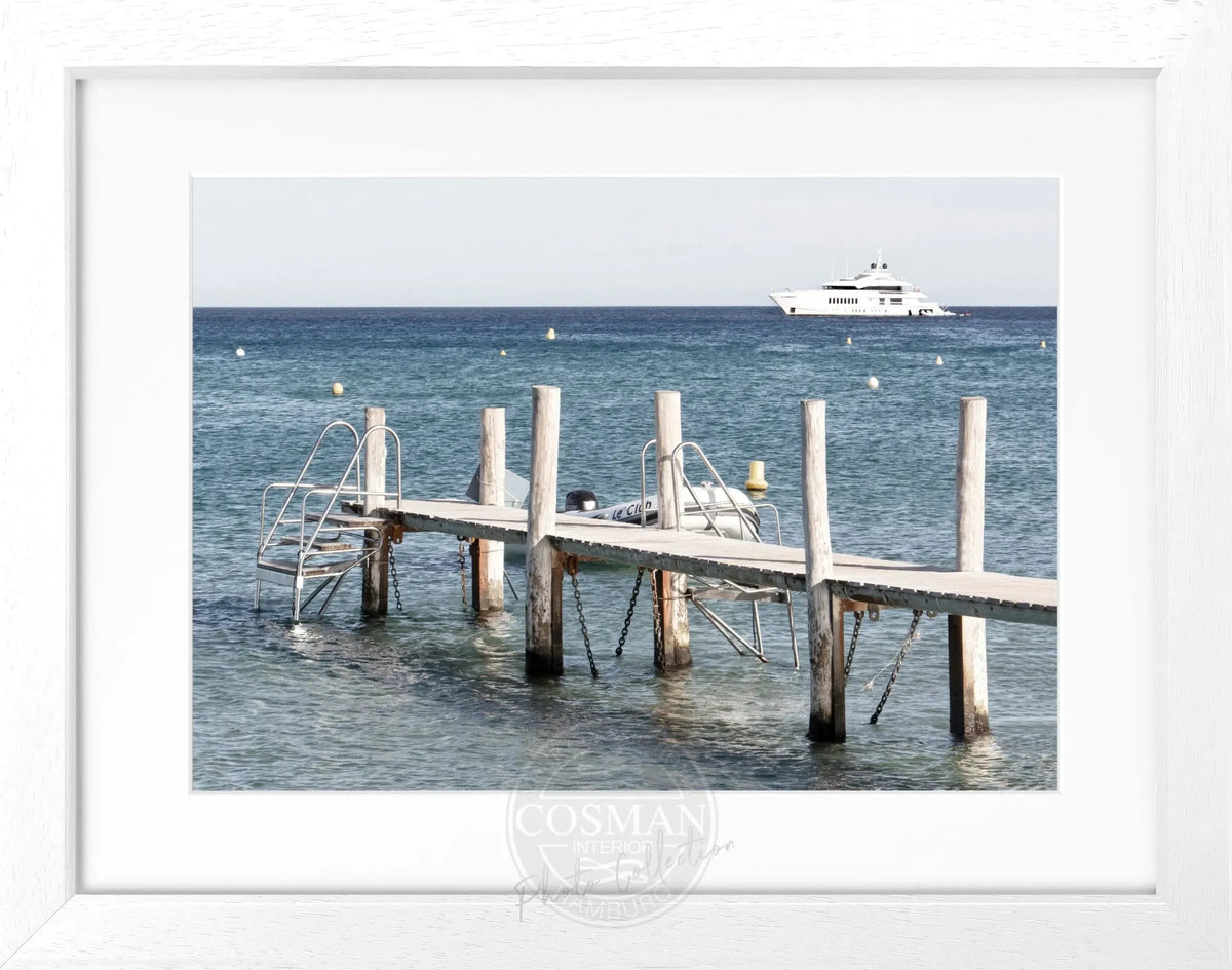 Schwarz-weiß Poster mit Rahmen von Cosman-Photocollection, Motiv vom Steg Le Club 55 in Saint Tropez, 31x25 cm