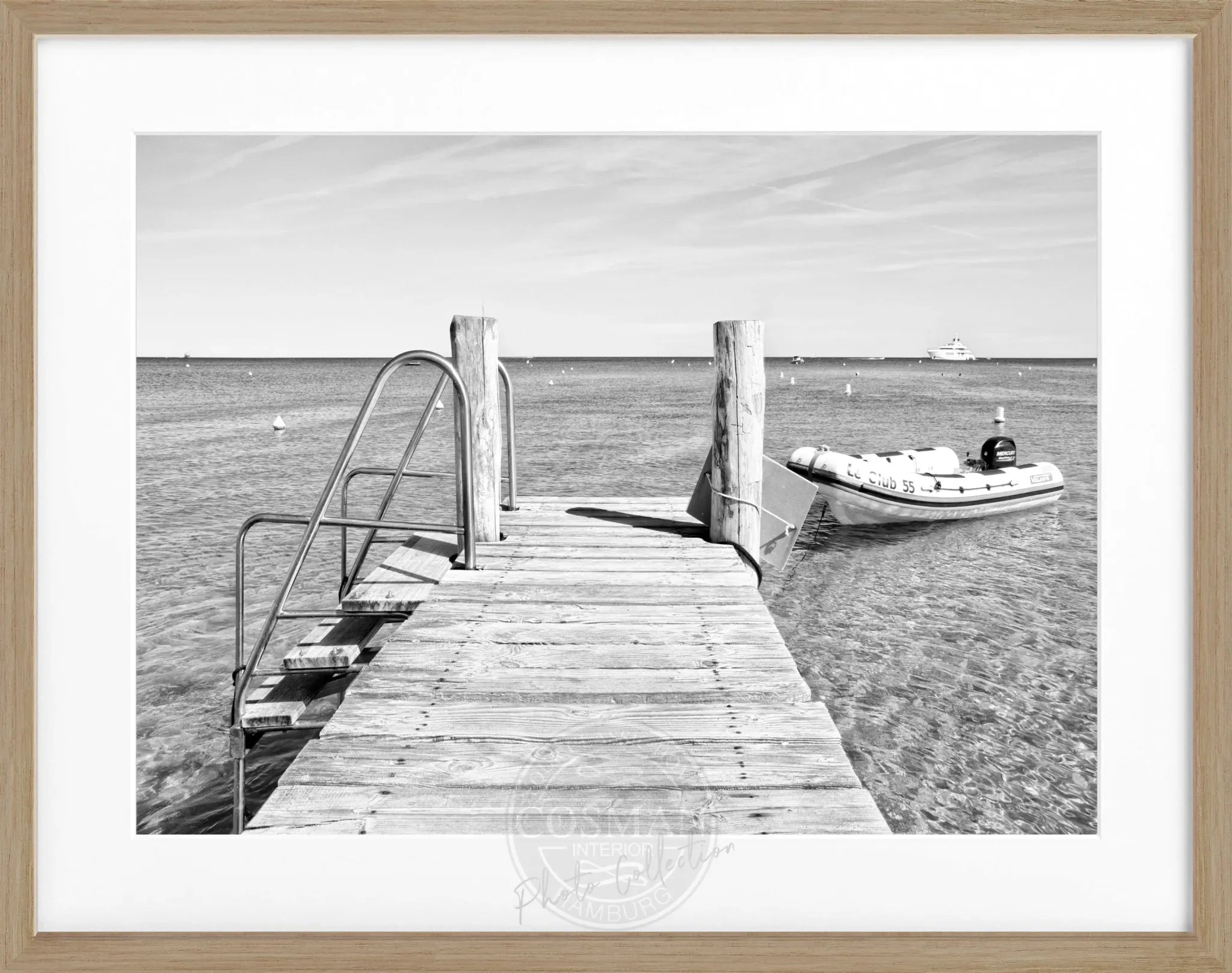 Schwarz-weiß Poster mit Rahmen ’Steg’ Saint Tropez von Cosman-Photocollection, 31x25 cm, elegantes Wandbild mit Motiv.