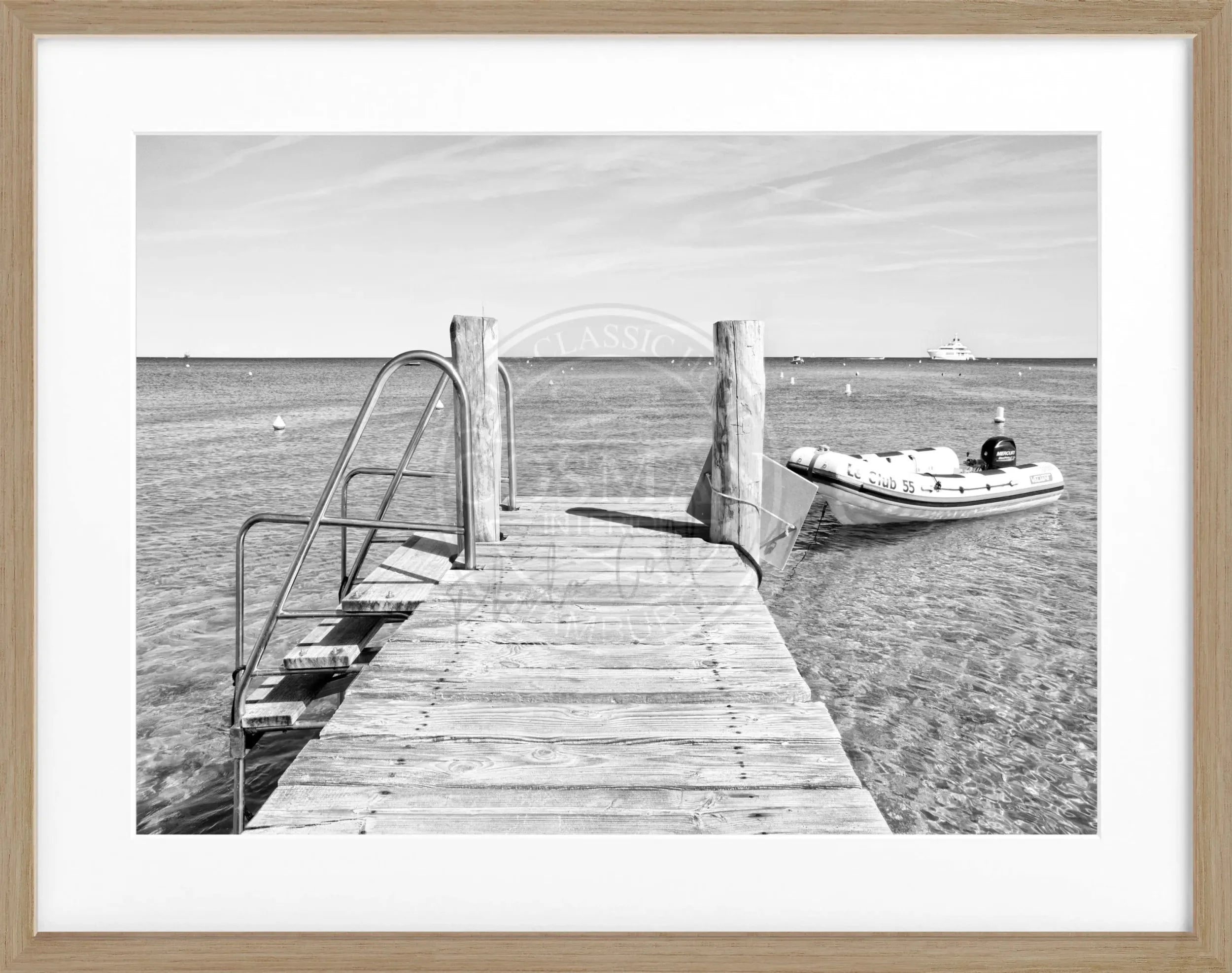 Schwarz-weiß Poster mit Rahmen ’Steg’ Saint Tropez von Cosman-Photocollection, 31x25 cm, elegantes Wandbild mit Motiv.