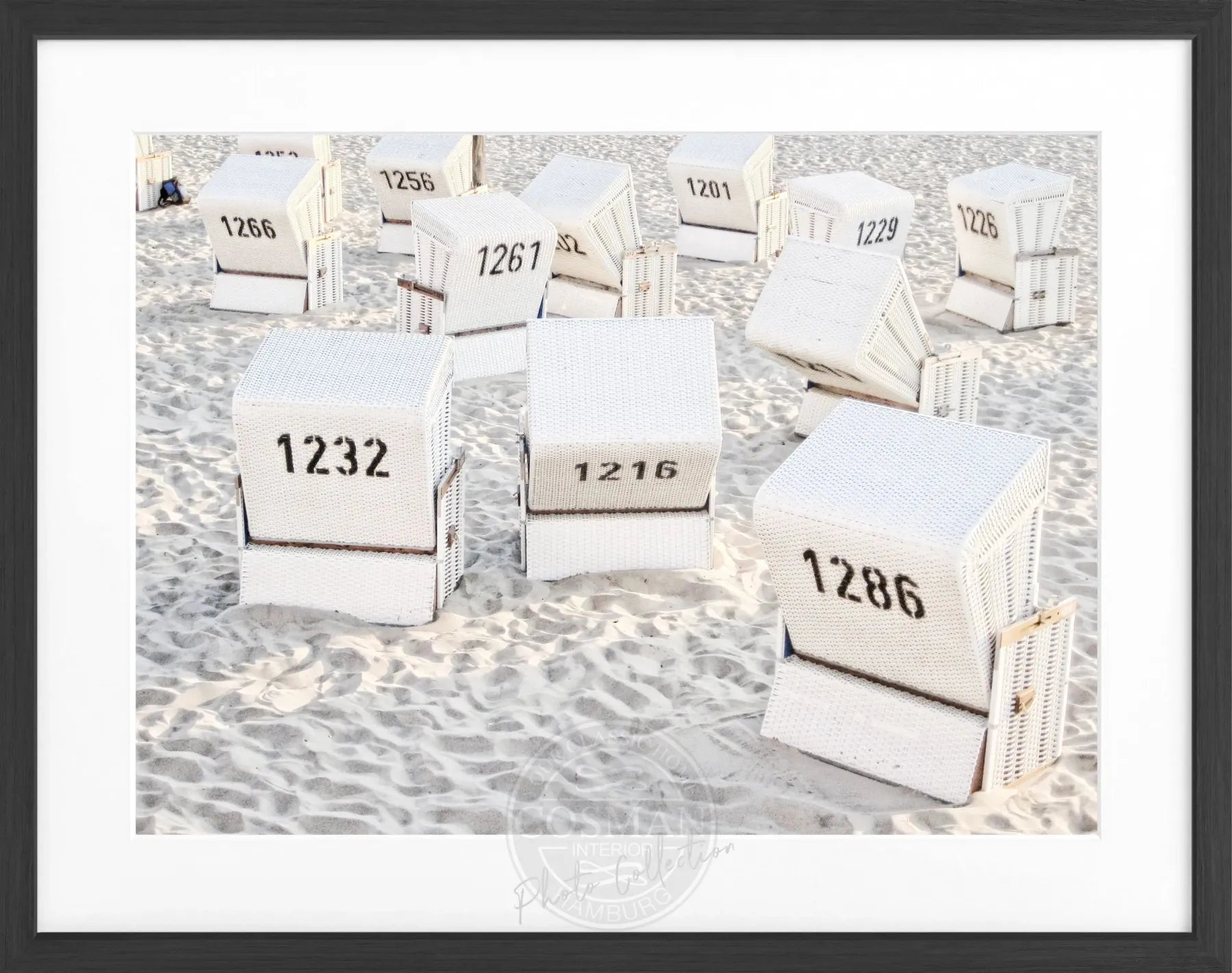 Schwarz-weiß Poster mit Rahmen, zeigt Strandkörbe auf Sylt, von Cosman-Photocollection, 31x25cm, dekoratives Wandbild