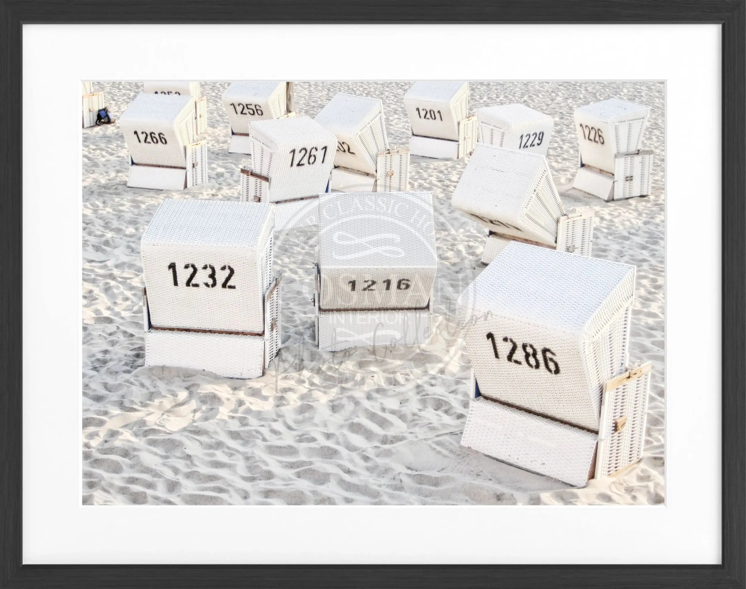 Schwarz-weiß Poster mit Rahmen, zeigt Strandkörbe auf Sylt, von Cosman-Photocollection, 31x25cm, dekoratives Wandbild