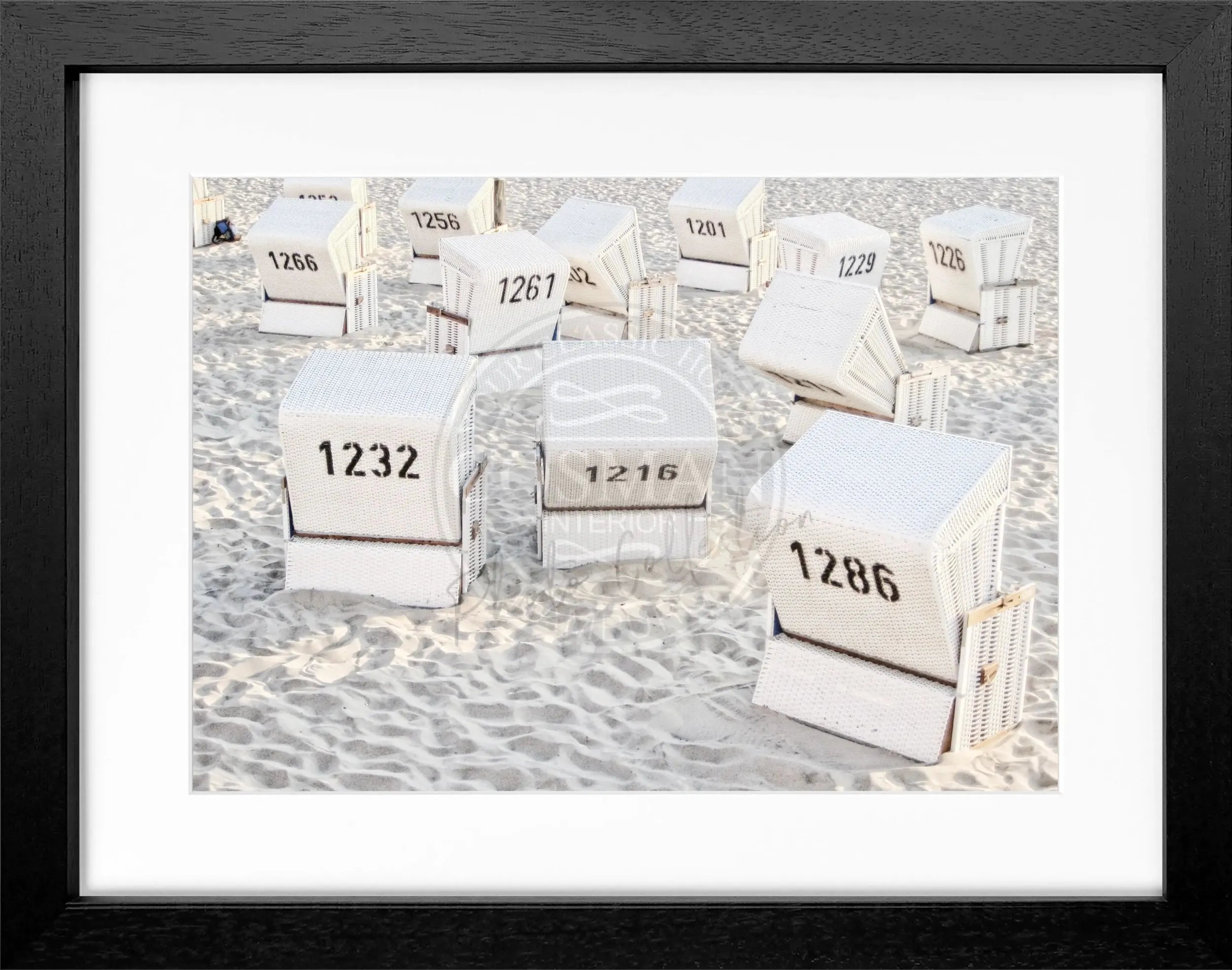 Schwarz-weiß Poster mit Rahmen von Strandkörben auf Sylt, von Cosman-Photocollection, 31x25 cm, dekoratives Wandbild