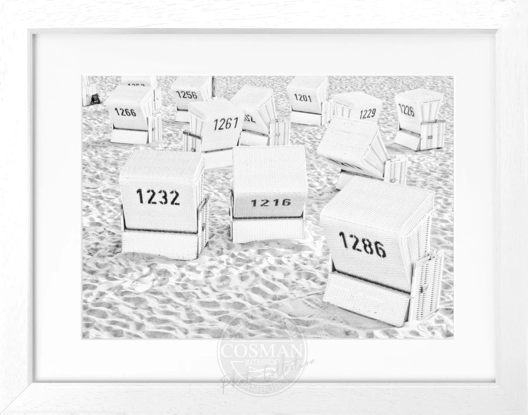 Schwarz-weiß Poster mit Rahmen von Cosman-Photocollection, Strandkörbe auf Sylt, 31x25 cm, dekoratives Wandbild