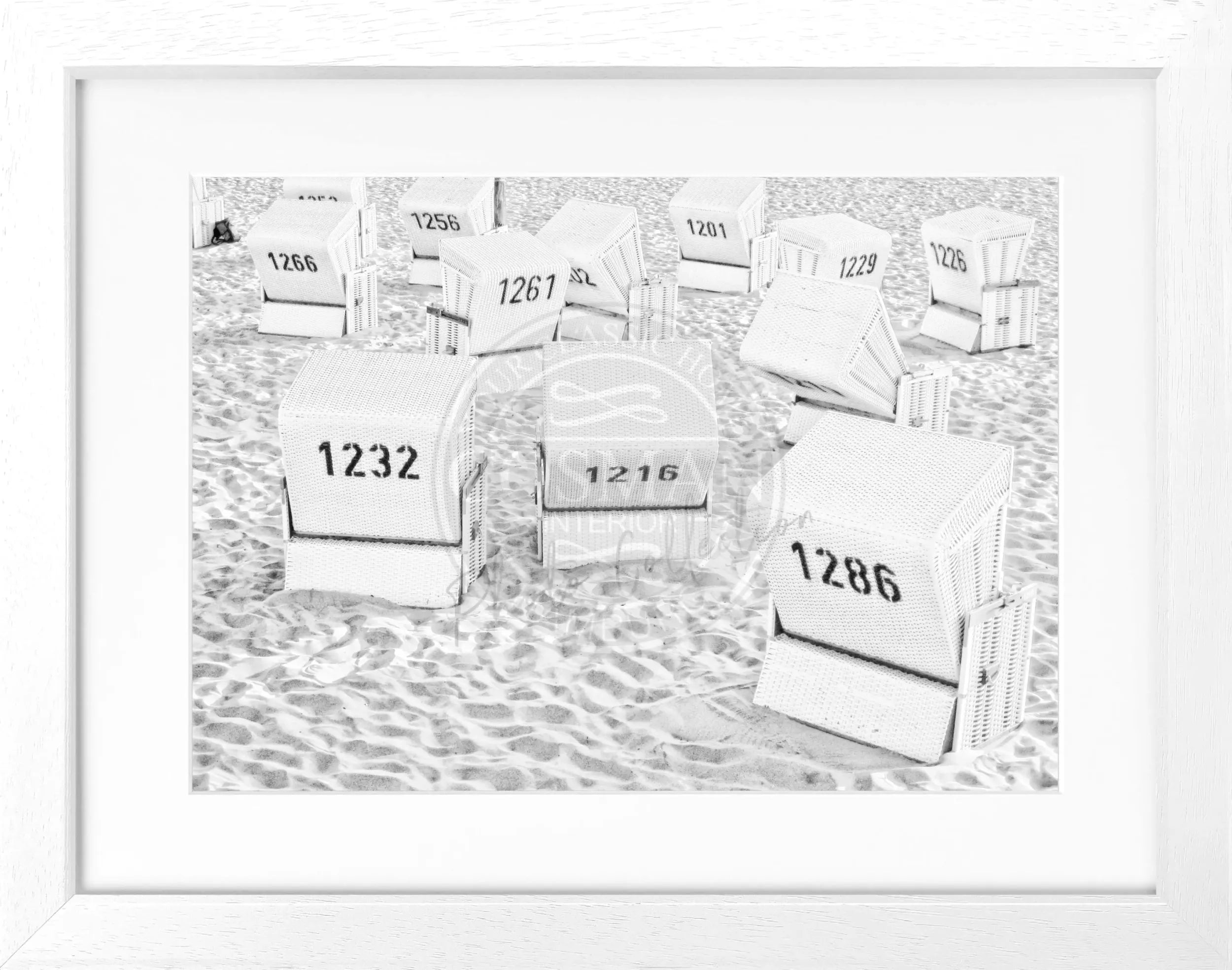 Schwarz-weiß Poster mit Rahmen von Cosman-Photocollection, Strandkörbe auf Sylt, 31x25 cm, dekoratives Wandbild