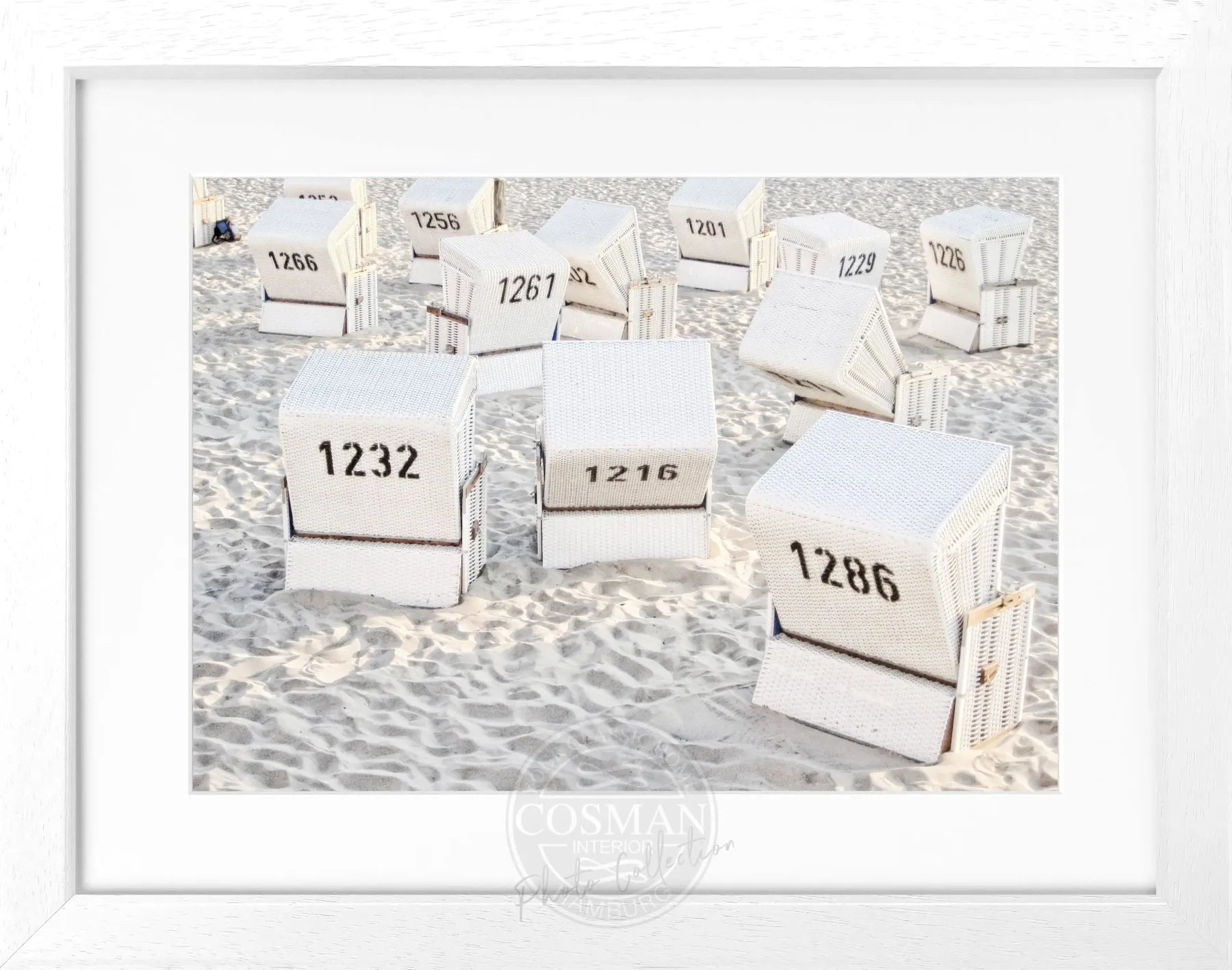 Schwarz-weiß Poster mit Rahmen von Strandkörben auf Sylt, von Cosman-Photocollection, 31x25 cm, dekoratives Wandbild