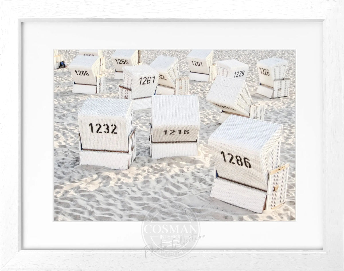 Schwarz-weiß Poster mit Rahmen von Strandkörben auf Sylt, von Cosman-Photocollection, 31x25 cm, dekoratives Wandbild