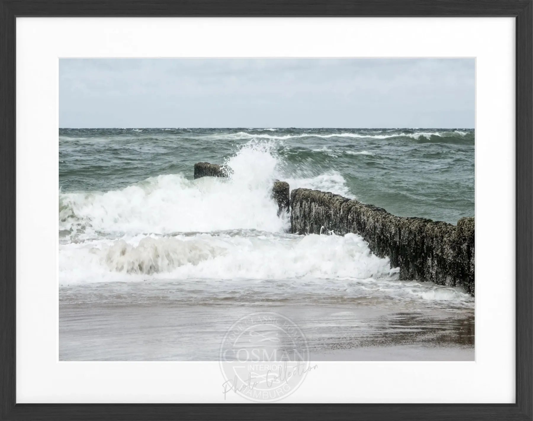 Schwarz-weiß Poster mit Rahmen von Sylt ’Buhne’ SY57, von Cosman-Photocollection, Motiv in Schwarz-Weiß, ca. 31x25 cm