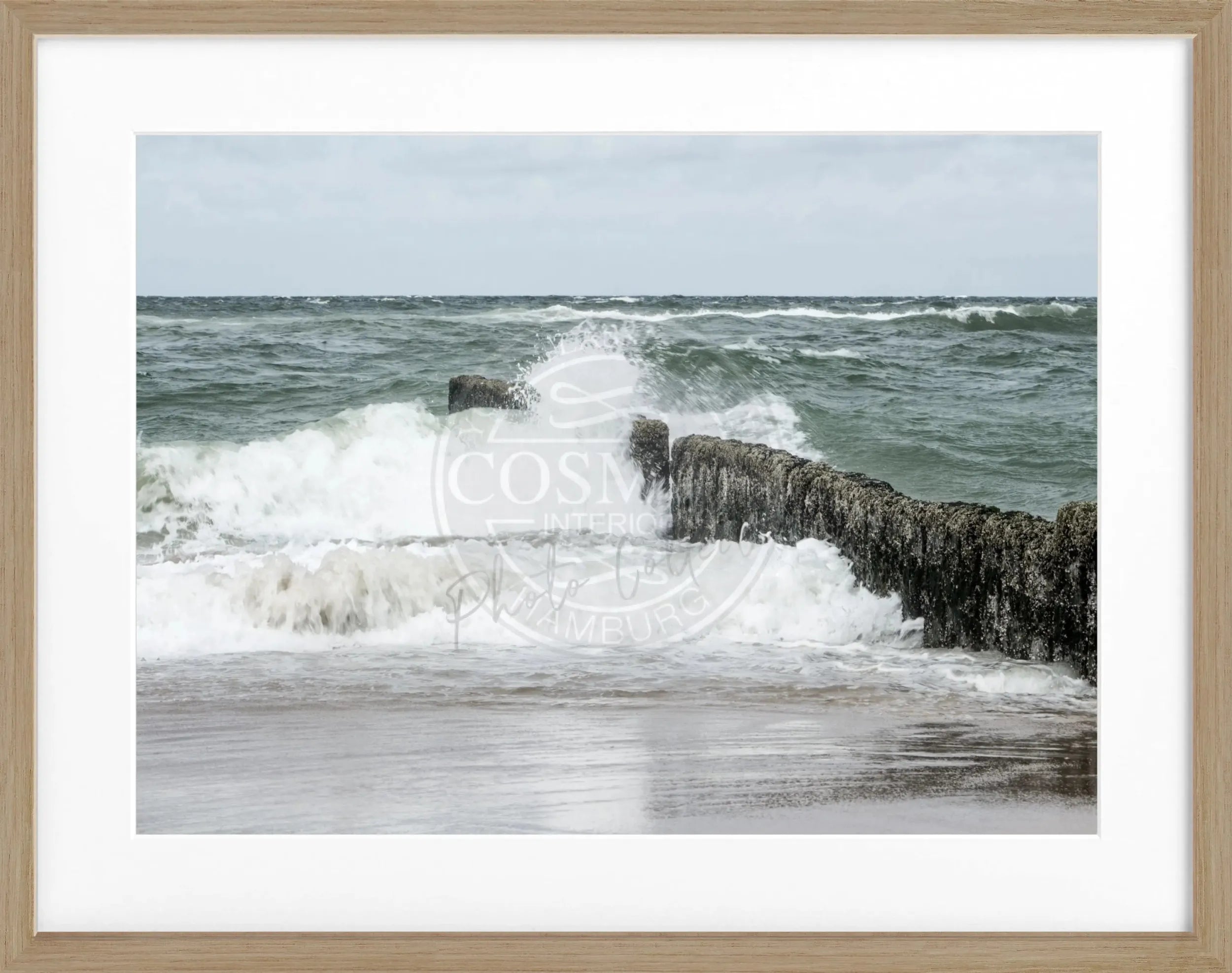 Schwarz-weiß Poster mit Rahmen, Motiv der Buhne auf Sylt von Cosman-Photocollection, ca. 31x25 cm.
