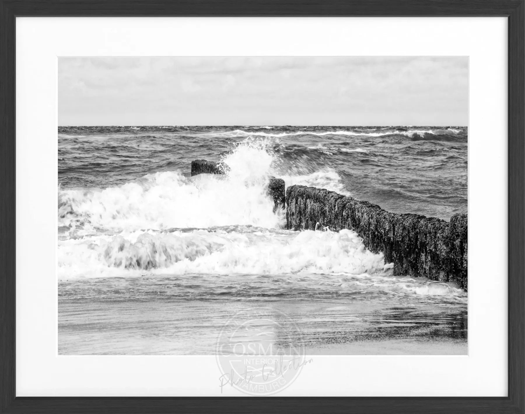 Schwarz-weiß Poster mit Rahmen von Sylt 'Buhne' im Format 31x25cm, von Cosman-Photocollection, zeigt die berühmte Nordseeküste