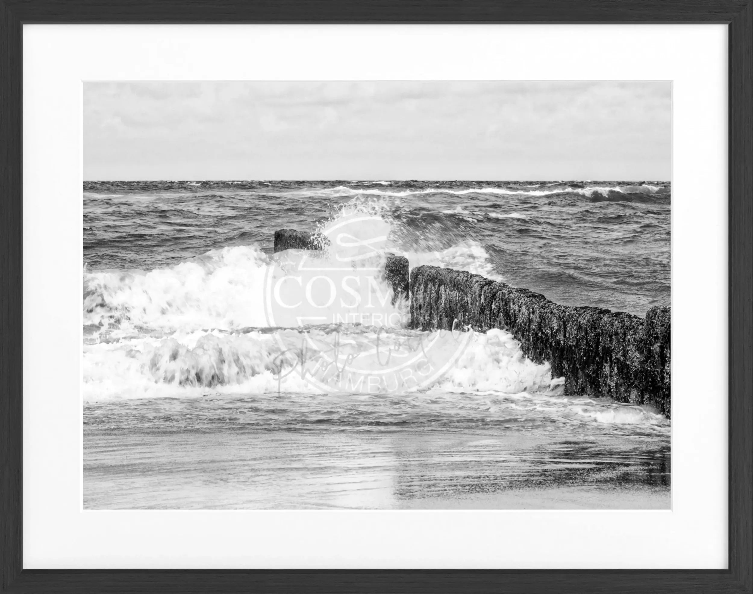 Schwarz-weiß Poster mit Rahmen von Sylt 'Buhne' im Format 31x25cm, von Cosman-Photocollection, zeigt die berühmte Nordseeküste