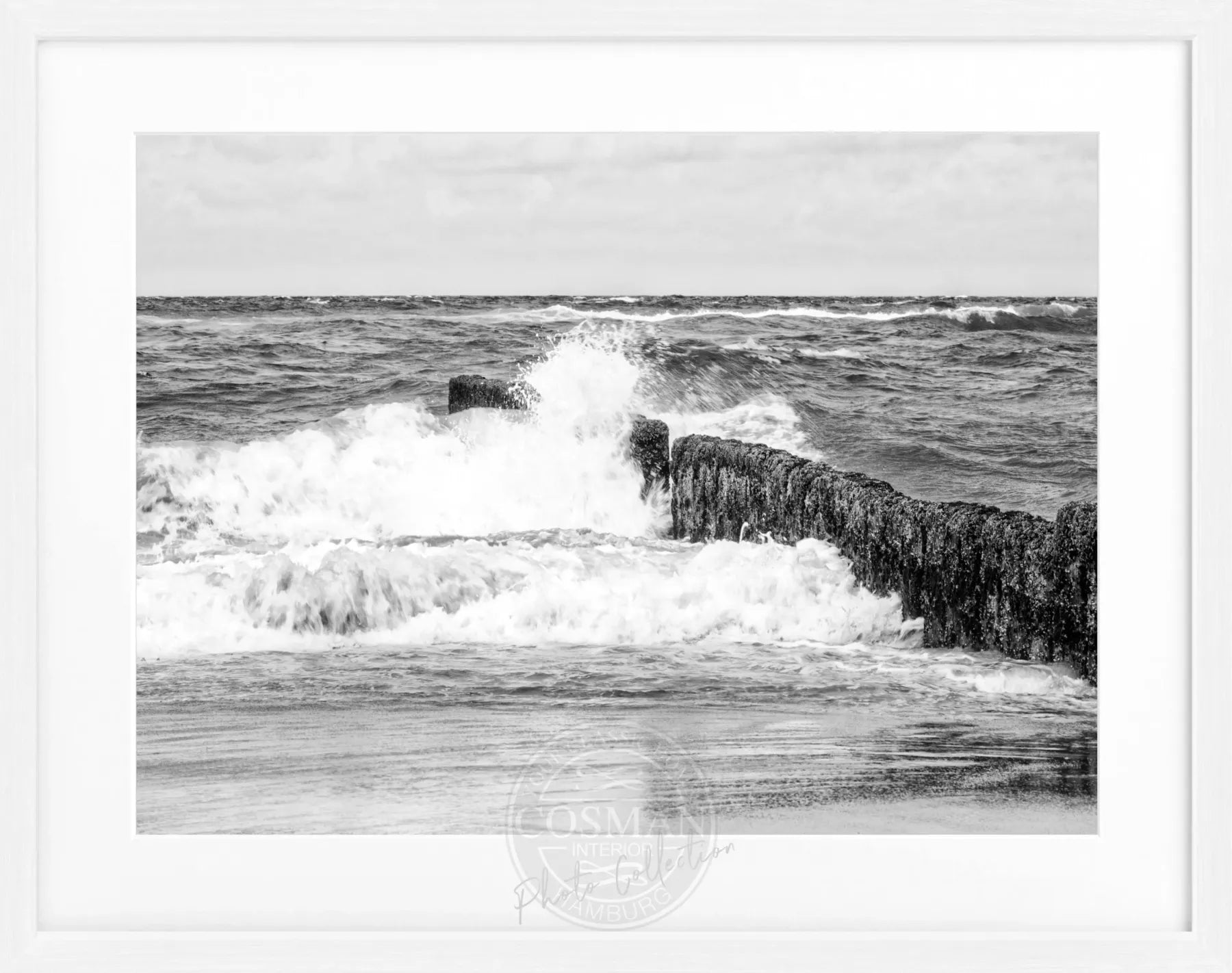 Schwarz-weiß Poster mit Rahmen von Sylt Buhne, 31x25cm, von Cosman-Photocollection, zeigt die berühmte Nordseeküste.