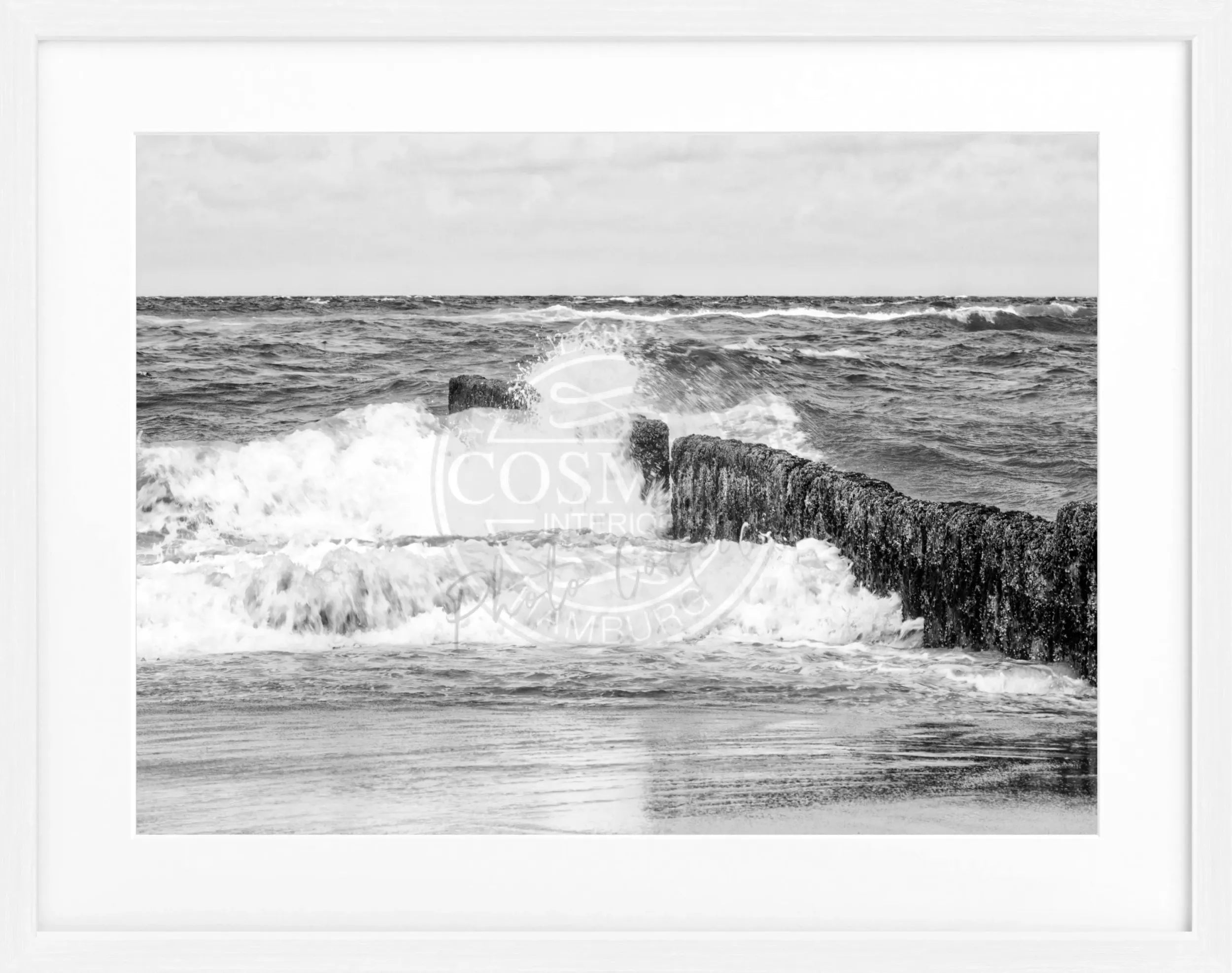 Schwarz-weiß Poster mit Rahmen von Sylt Buhne, 31x25cm, von Cosman-Photocollection, zeigt die berühmte Nordseeküste.