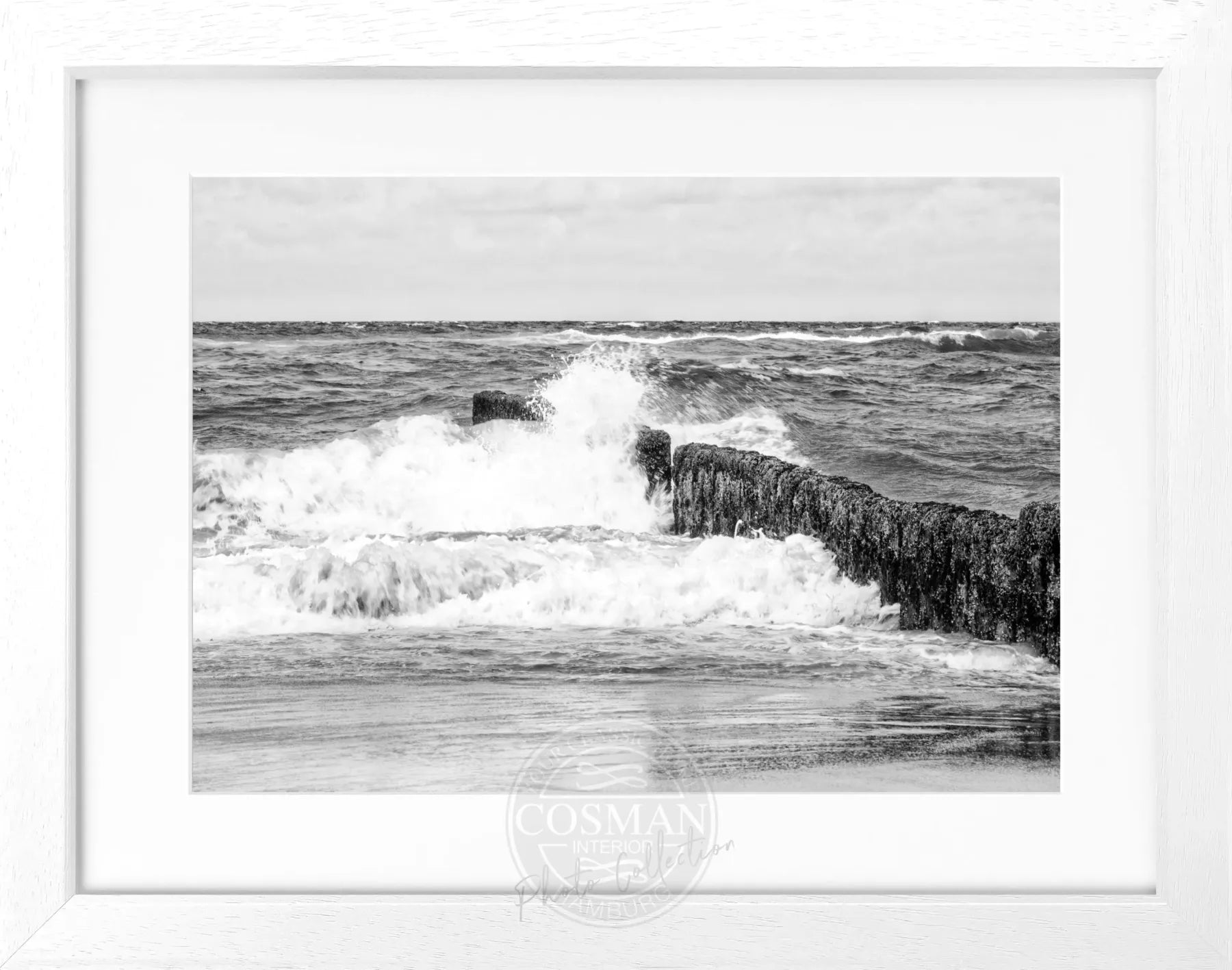 Schwarz-weiß Poster mit Rahmen von Sylt ’Buhne’ von Cosman-Photocollection, Motiv im Format 31x25 cm.