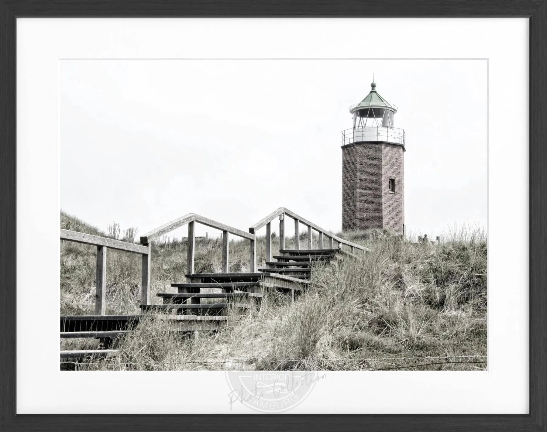 Schwarzweiß-Poster mit Rahmen, zeigt den Leuchtturm auf Sylt Kampen, von Cosman-Photocollection, 31x25 cm