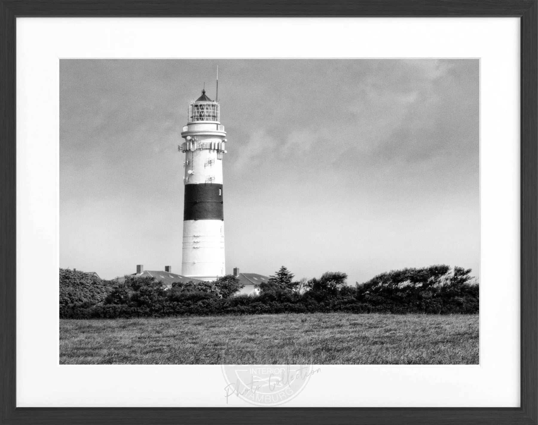 Schwarz-weiß Poster mit Rahmen, zeigt den Leuchtturm Kampen auf Sylt, von Cosman-Photocollection, 31x25 cm.