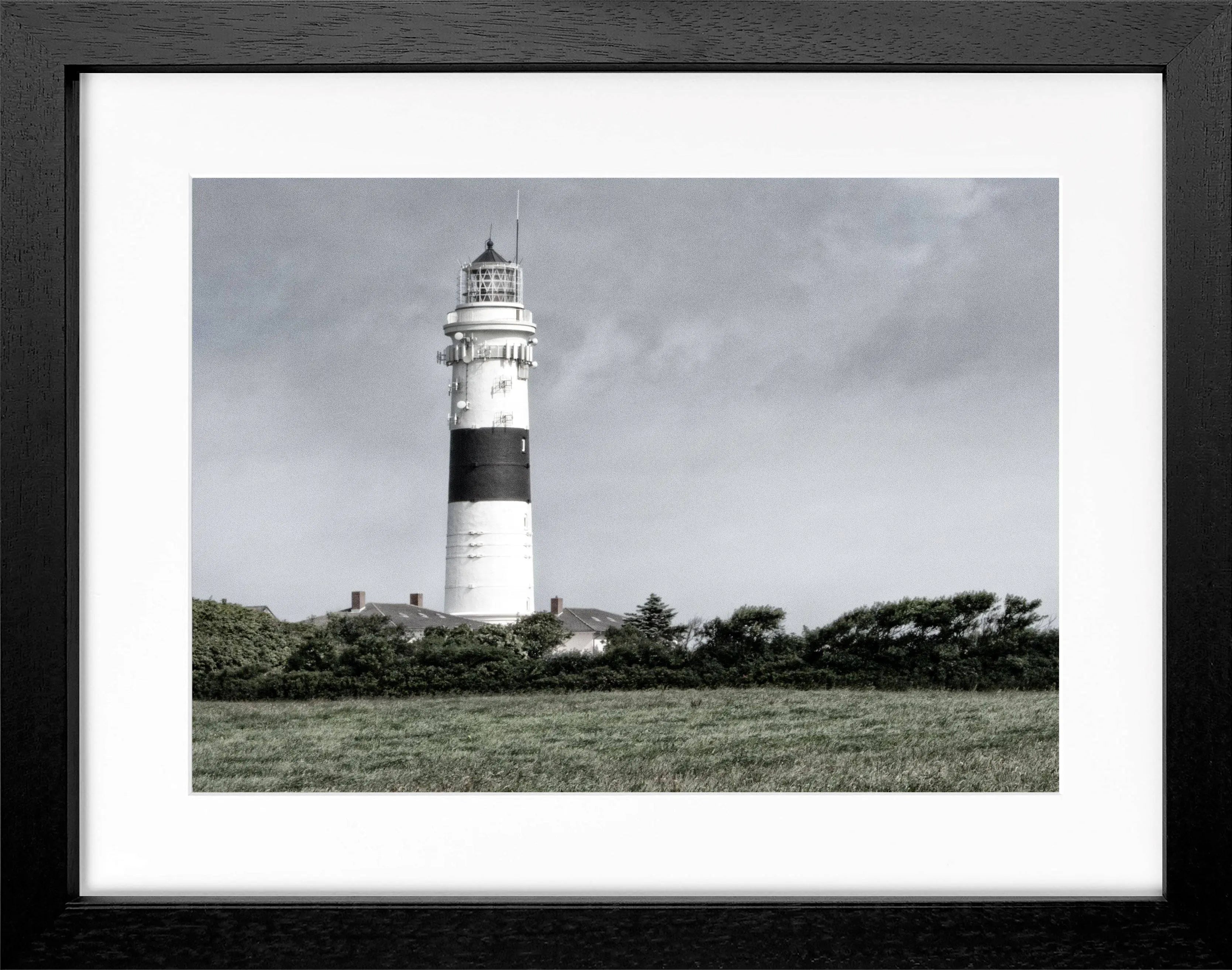 Schwarz-weiß Poster mit Rahmen von Cosman-Photocollection, Leuchtturm Kampen auf Sylt, 31x25 cm, Wanddekoration