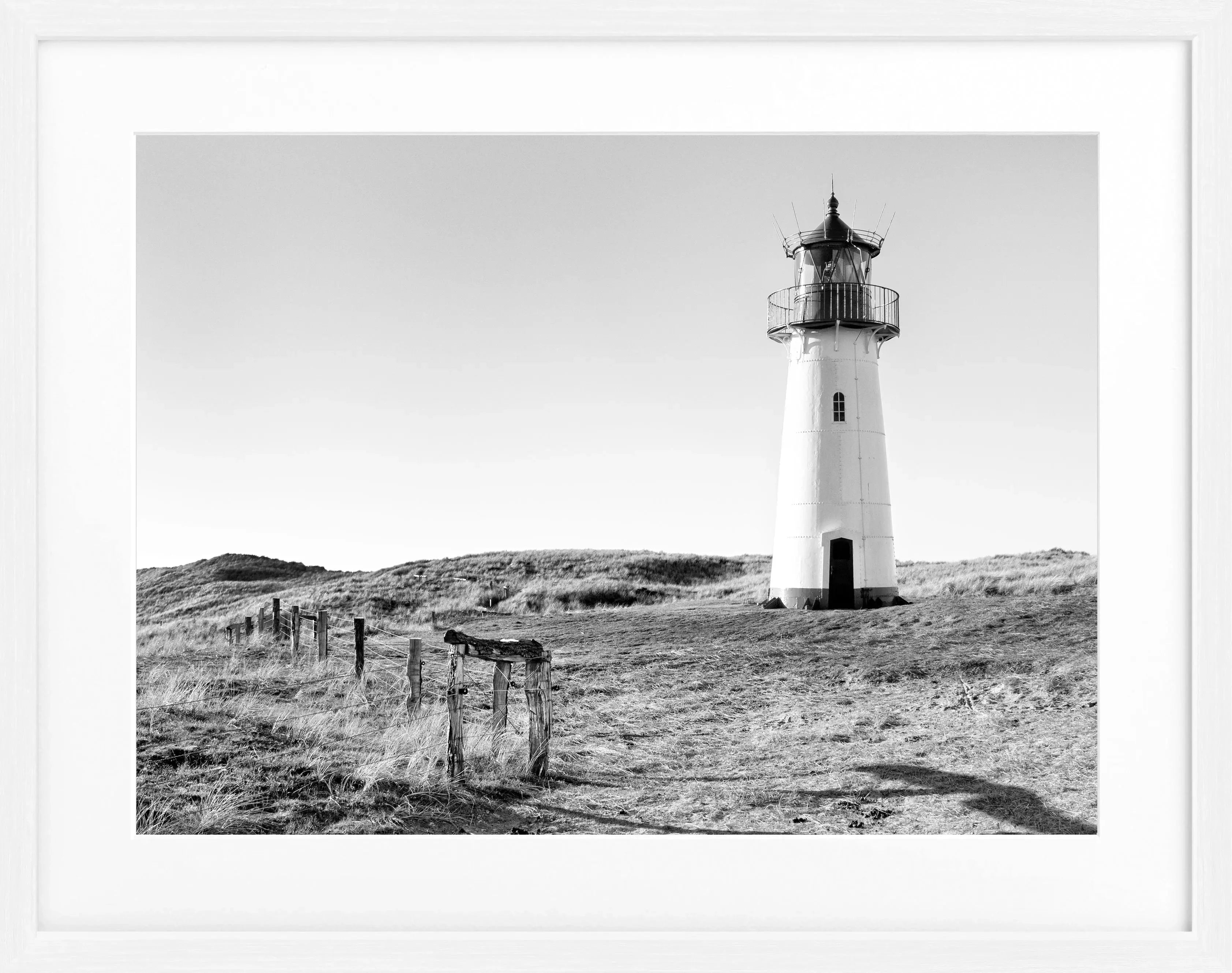 Schwarz-weiß Poster mit Rahmen, zeigt den Leuchtturm List auf Sylt, von Cosman-Photocollection, Maße 31x25 cm.