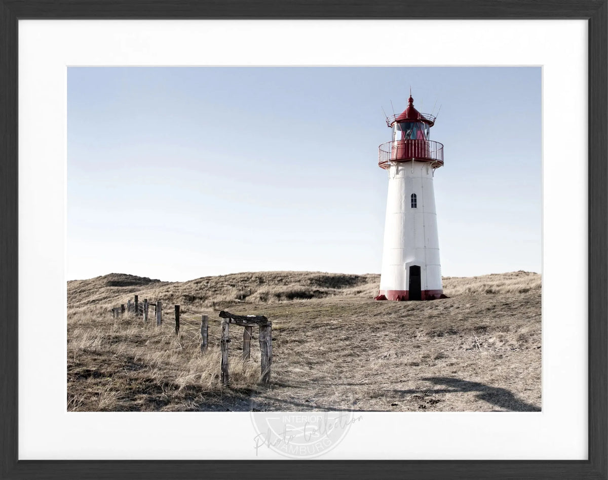 Schwarz-weiß Poster mit Rahmen von Sylt, zeigt den Leuchtturm List, im Format 31x25 cm, von Cosman-Photocollection.