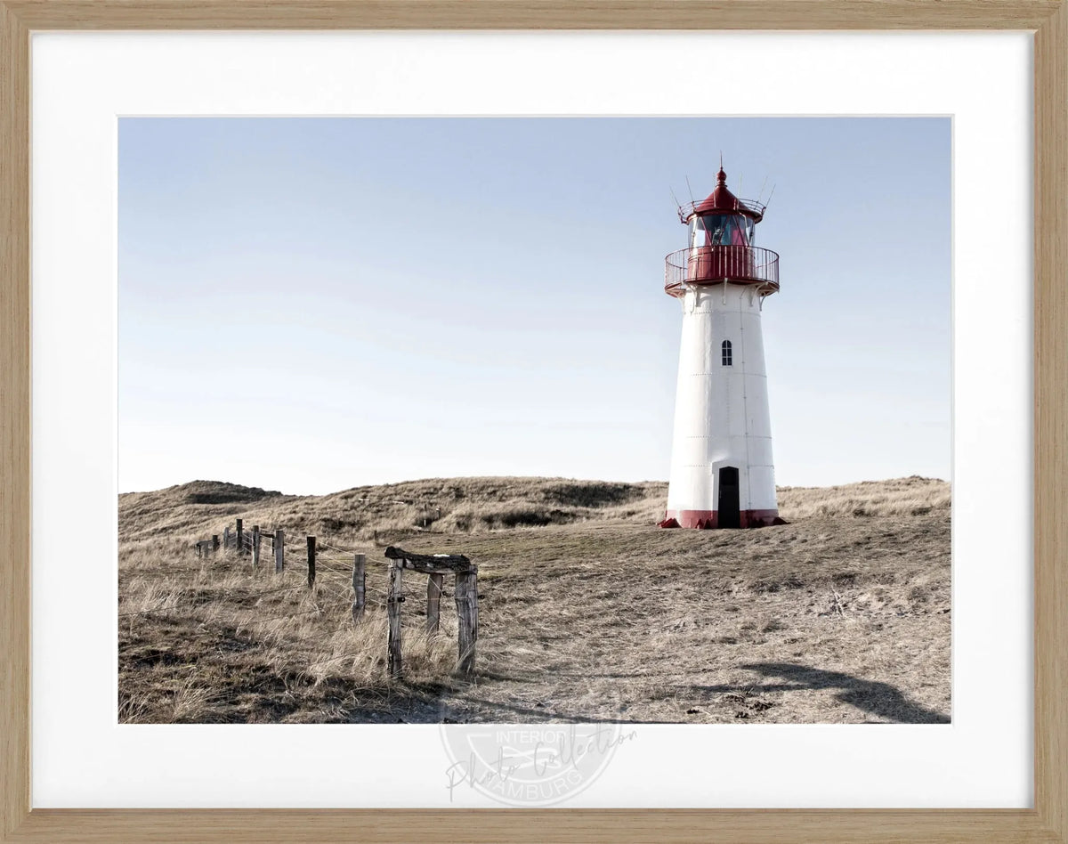 Schwarz-weiß Poster mit Rahmen, zeigt den Leuchtturm List auf Sylt aus der Cosman-Photocollection, 31x25cm.