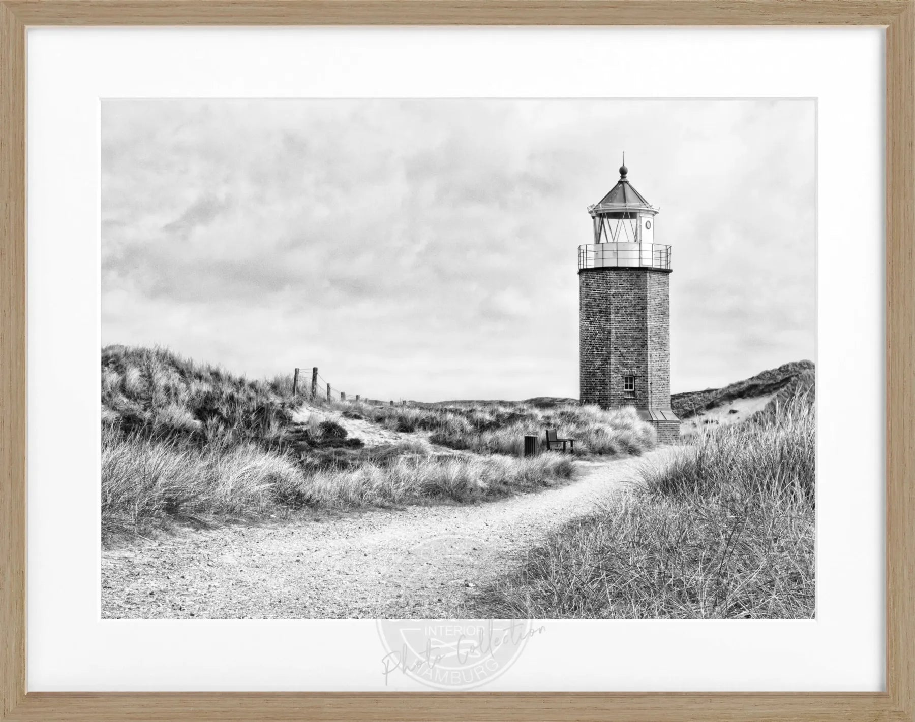Schwarz-weiß Poster mit Rahmen, zeigt den Leuchtturm am Roten Kliff auf Sylt, von Cosman-Photocollection, 31x25 cm