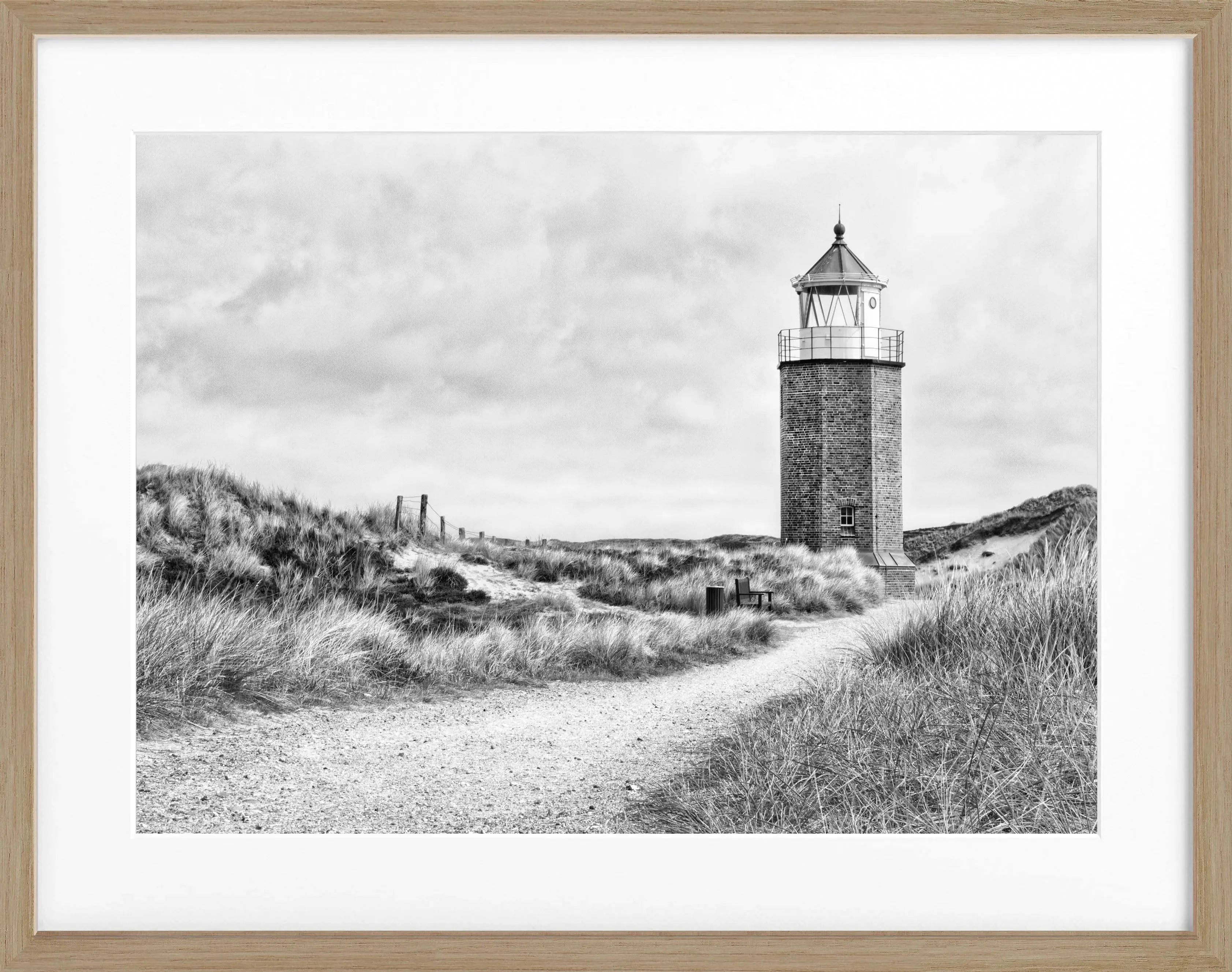 Schwarz-weiß Poster mit Rahmen, zeigt den Leuchtturm am Roten Kliff auf Sylt, von Cosman-Photocollection, 31x25 cm