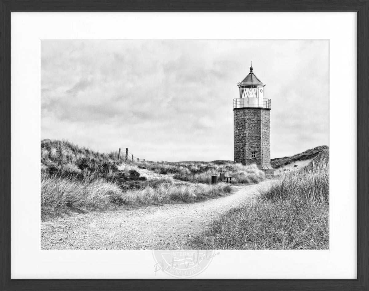 Schwarz-weiß Poster mit Rahmen, zeigt den Leuchtturm auf Sylt am Roten Kliff, von Cosman-Photocollection, 31x25cm.