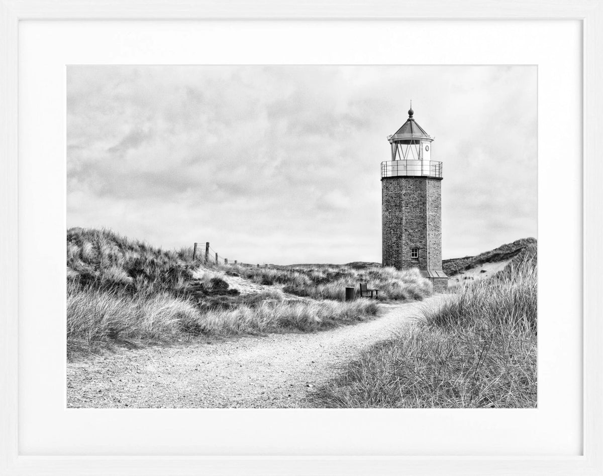 Schwarz-weiß Poster mit Rahmen, zeigt den Leuchtturm am Roten Kliff auf Sylt, von Cosman-Photocollection, 31x25 cm