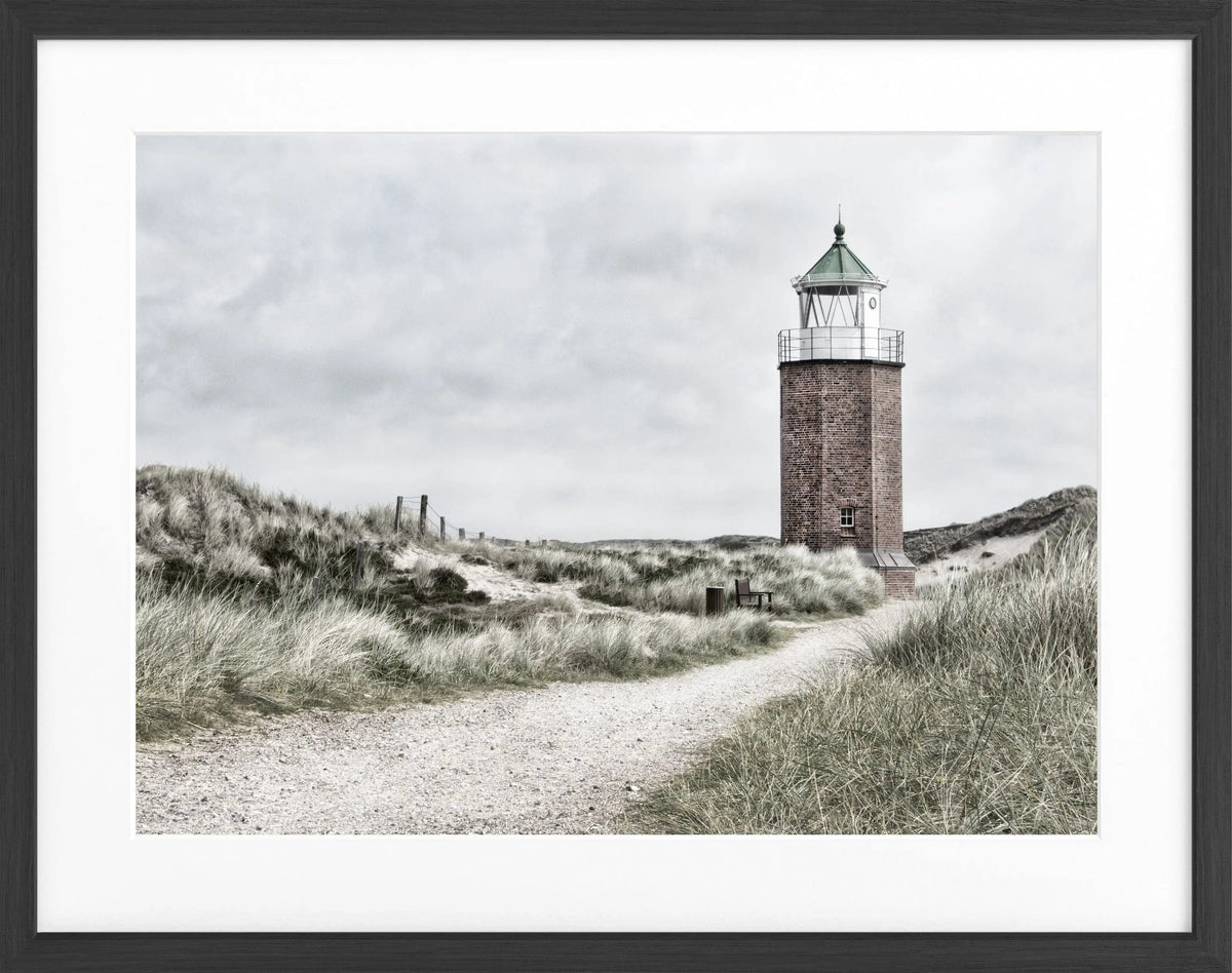 Schwarz-weiß Poster mit Rahmen, zeigt den Leuchtturm am Roten Kliff auf Sylt, von Cosman-Photocollection, 31x25cm.