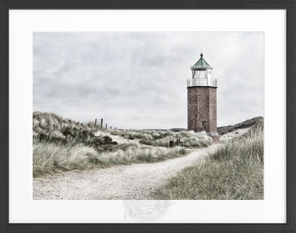 Schwarz-weiß Poster mit Rahmen, zeigt den Leuchtturm am Roten Kliff auf Sylt, von Cosman-Photocollection, 31x25cm.