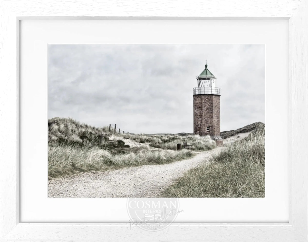 Schwarz-weiß Poster mit Rahmen, zeigt den Sylt Leuchtturm 'Rotes Kliff' im Bild, von Cosman-Photocollection.
