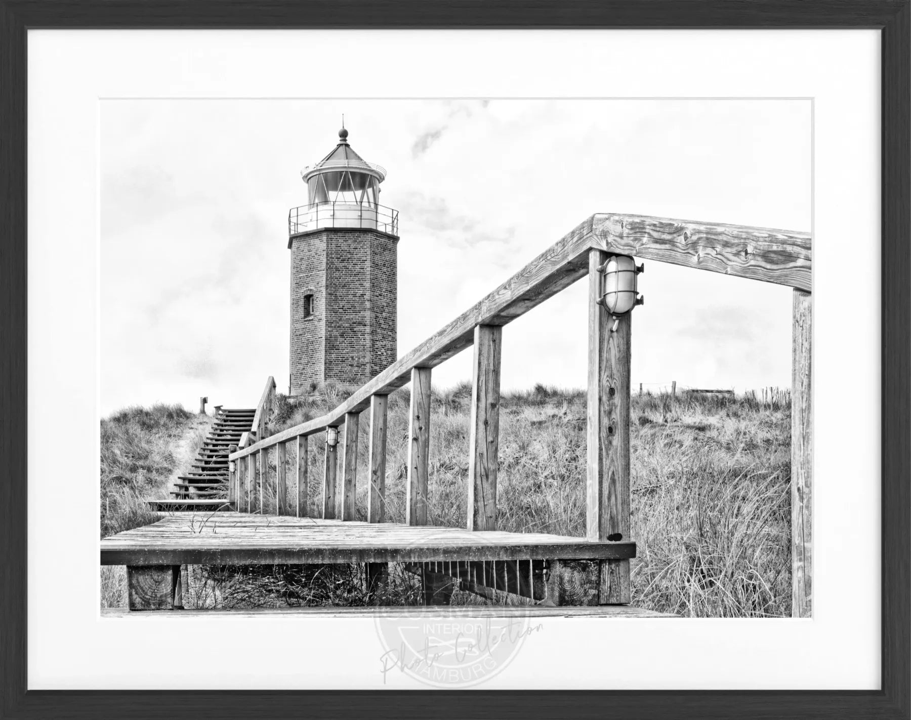 Poster mit Rahmen, schwarzer Leuchtturm auf Sylt vor rotem Kliff, in Schwarz-Weiß, von Cosman-Photocollection, 31x25 cm