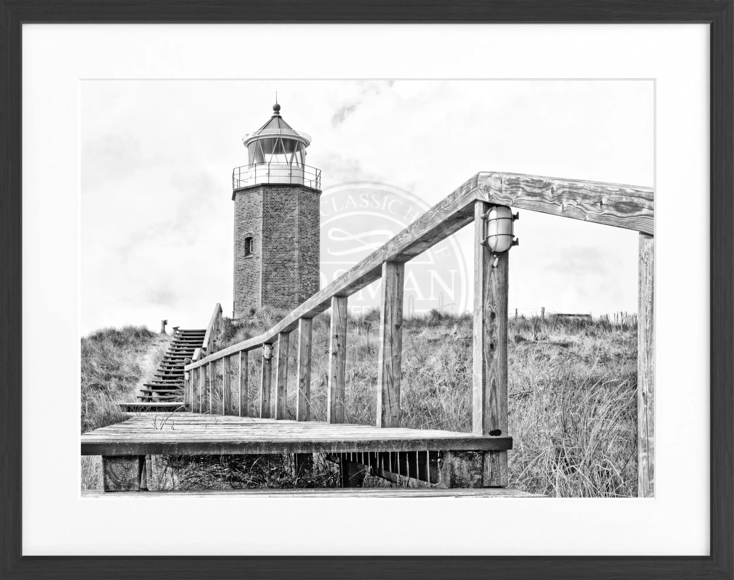 Poster mit Rahmen, schwarzer Leuchtturm auf Sylt vor rotem Kliff, in Schwarz-Weiß, von Cosman-Photocollection, 31x25 cm