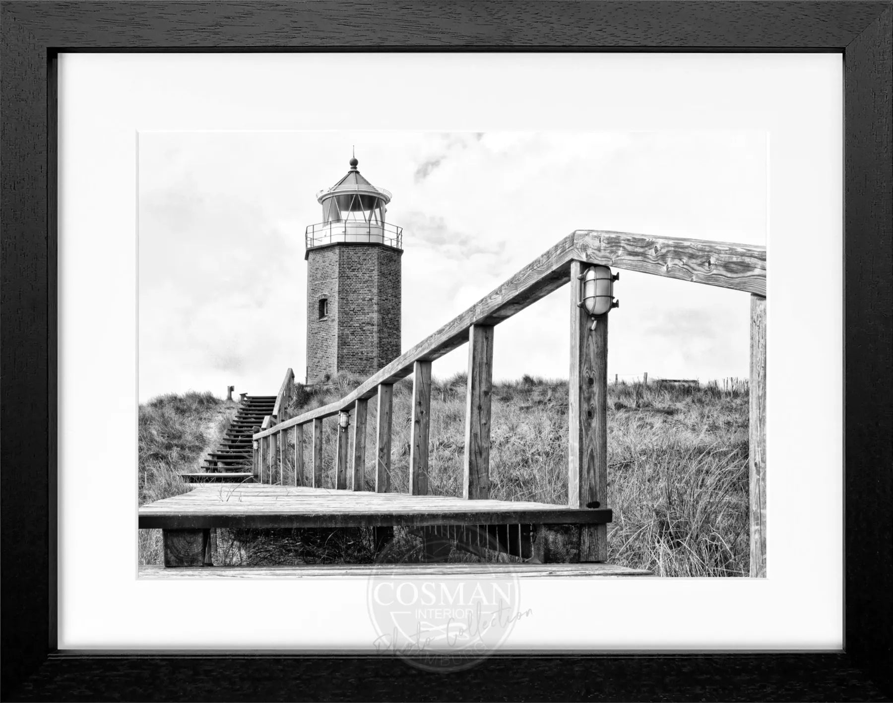 Schwarz-weiß Poster mit Rahmen, Sylt Leuchtturm am roten Kliff, von Cosman-Photocollection, 31x25 cm, Blick auf die Küstenlandschaft