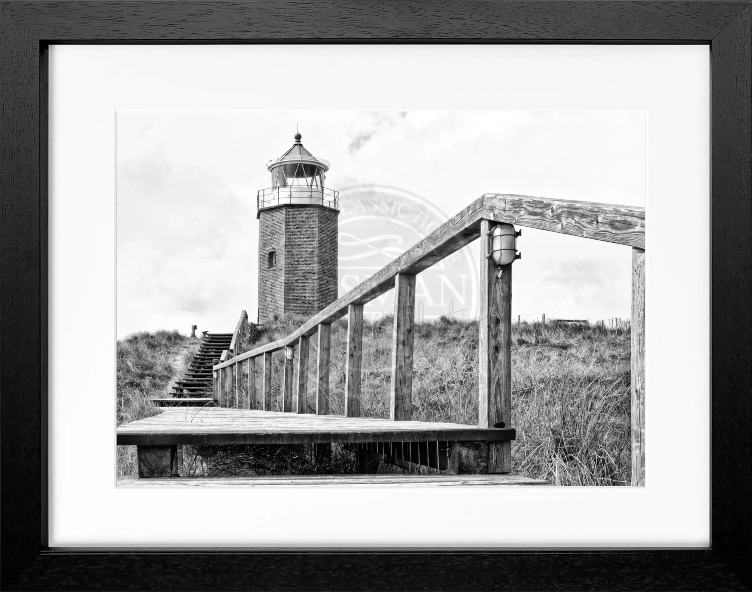Schwarz-weiß Poster mit Rahmen, Sylt Leuchtturm am roten Kliff, von Cosman-Photocollection, 31x25 cm, Blick auf die Küstenlandschaft