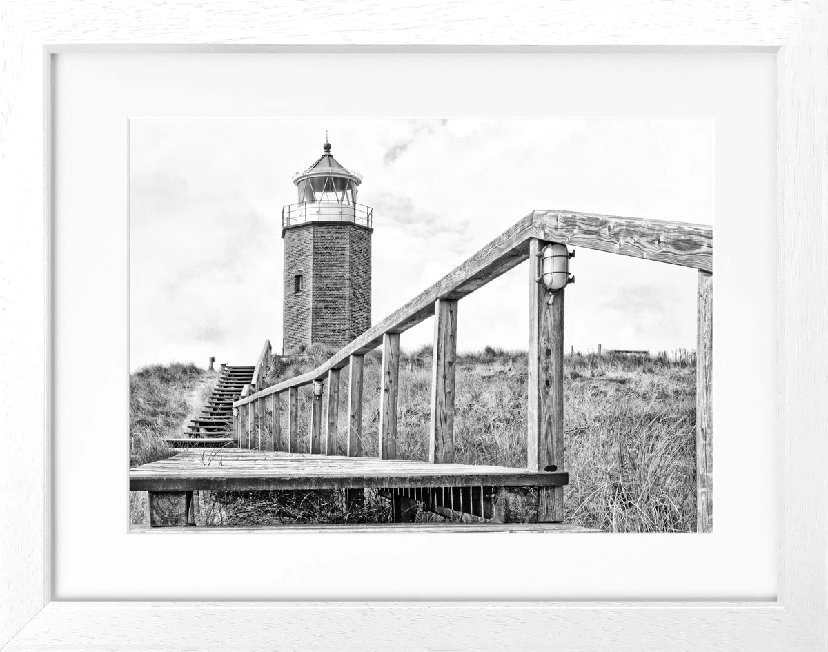 Schwarz-weiß Poster mit Rahmen von Cosman-Photocollection, Leuchtturm auf Sylt vor rotem Kliff, 31x25cm, dekoratives Wandbild.
