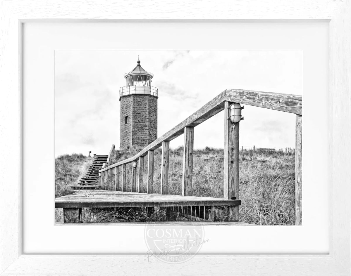 Schwarz-weiß Poster mit Rahmen von Cosman-Photocollection, Leuchtturm auf Sylt vor rotem Kliff, 31x25cm, dekoratives Wandbild.
