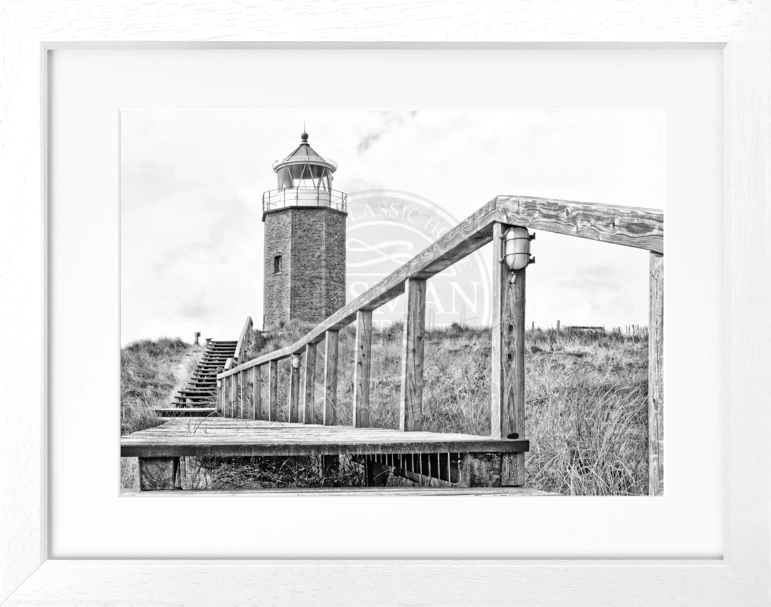 Schwarz-weiß Poster mit Rahmen von Cosman-Photocollection, Leuchtturm auf Sylt vor rotem Kliff, 31x25cm, dekoratives Wandbild.