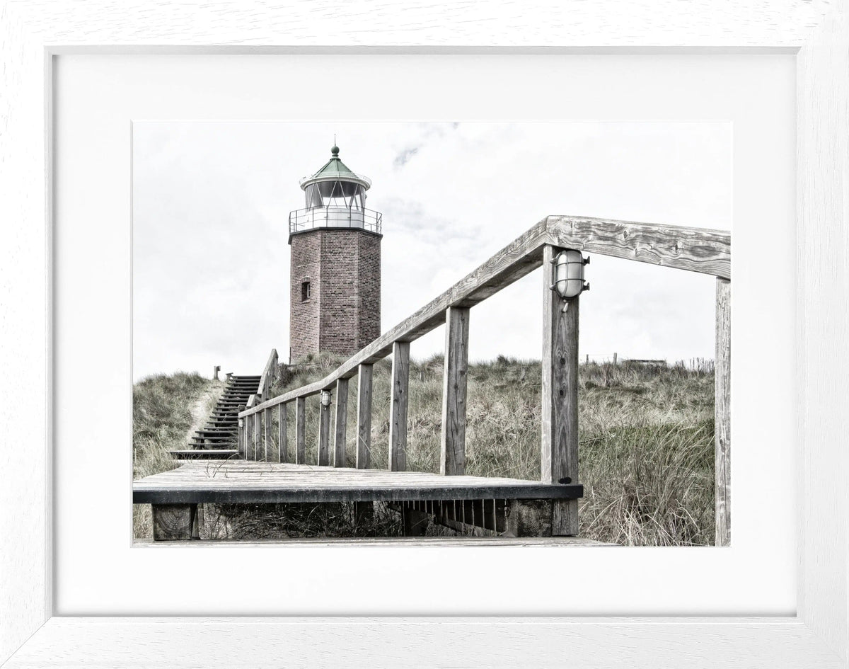 Schwarz-weiß Poster mit Rahmen von Sylt, zeigt den Leuchtturm Rotes Kliff, im Format 31x25cm, von Cosman-Photocollection.